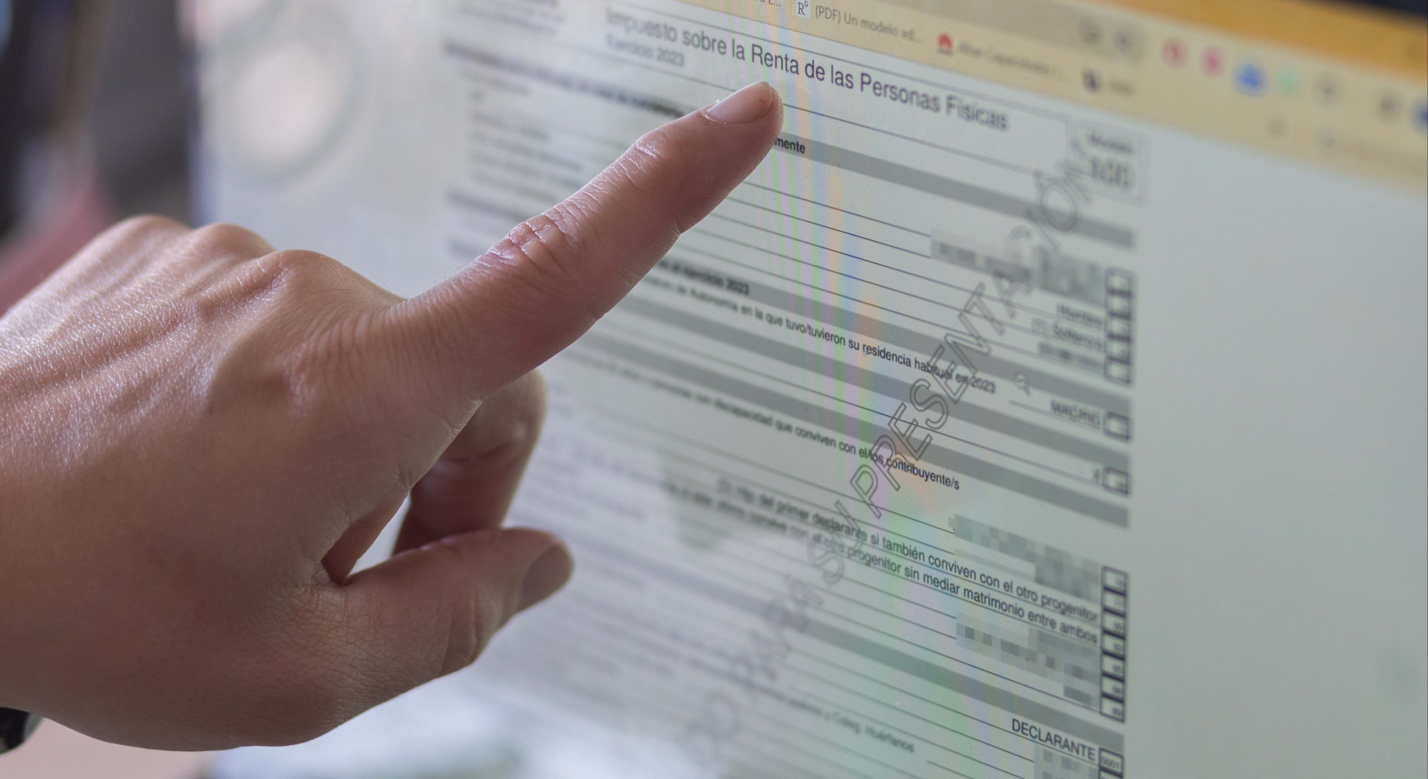 Imagen de recurso de una persona realizando la declaración de la Renta.