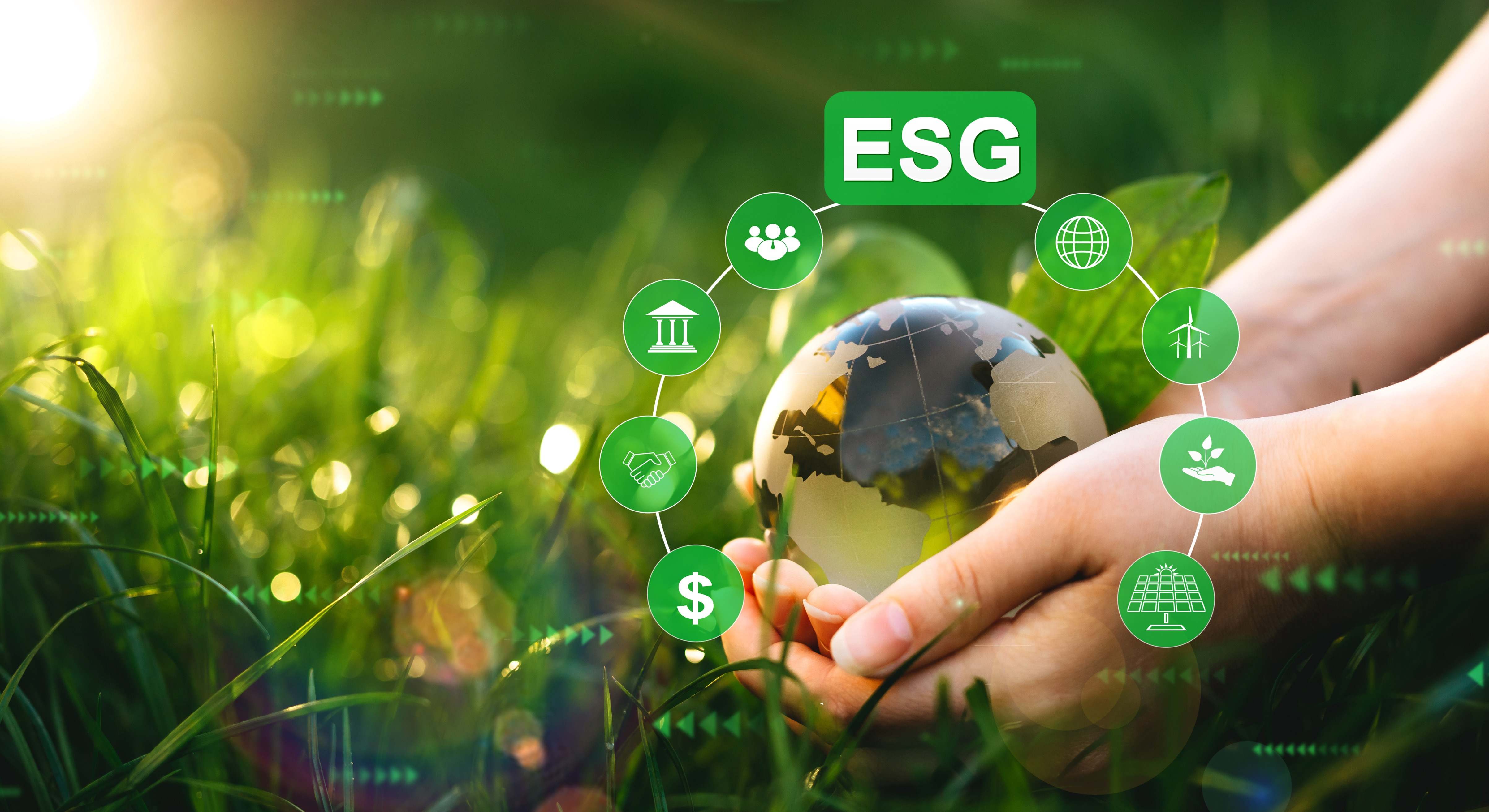 Manos sosteniendo un globo de cristal con iconos ESG