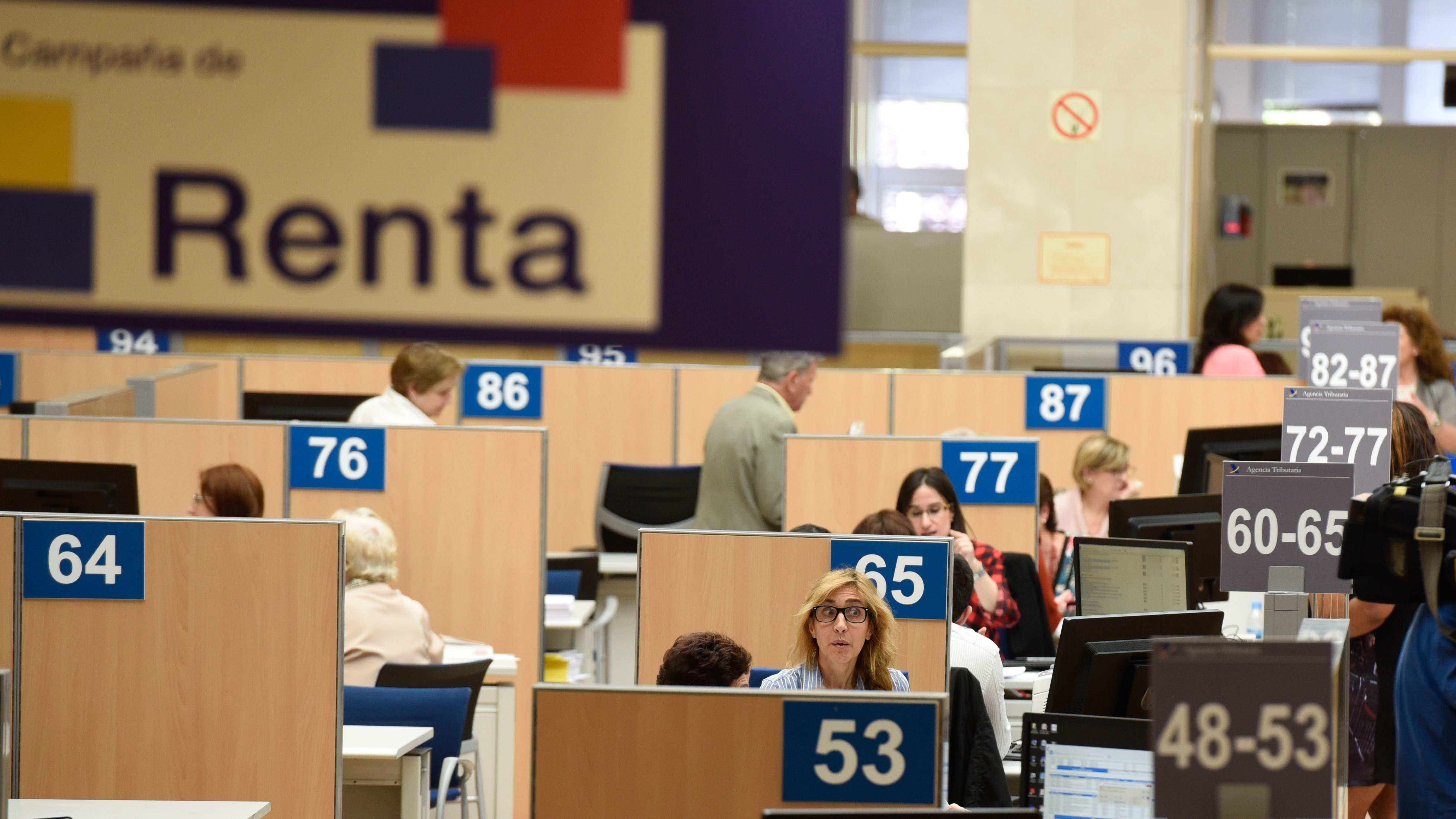 Varias personas en una delegación de Hacienda