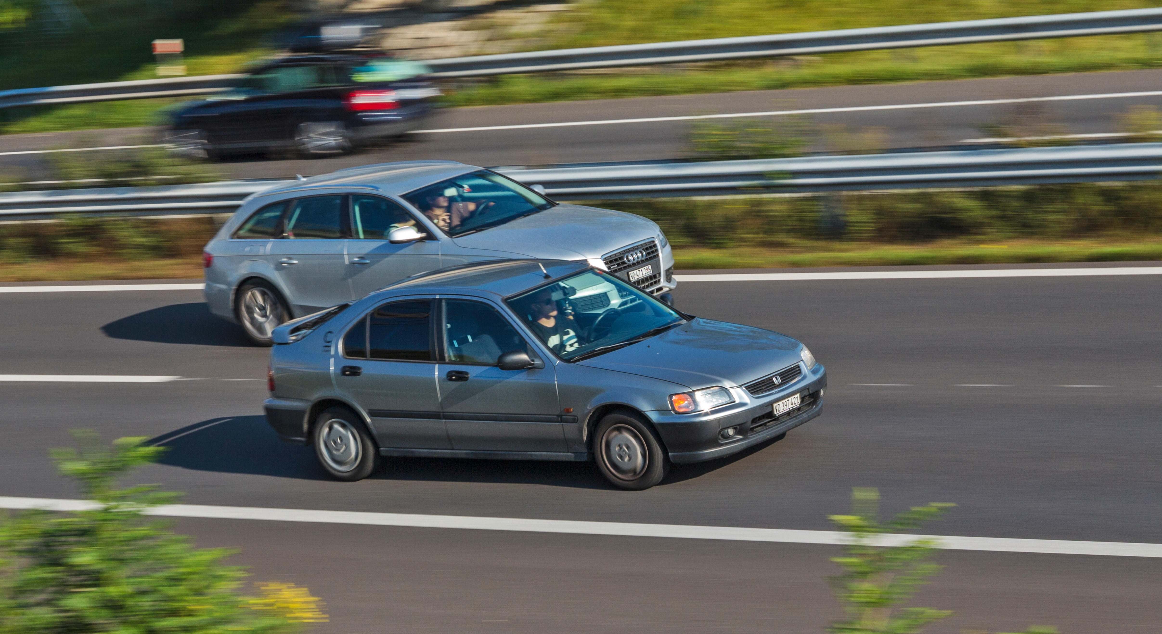 Coches adelantando