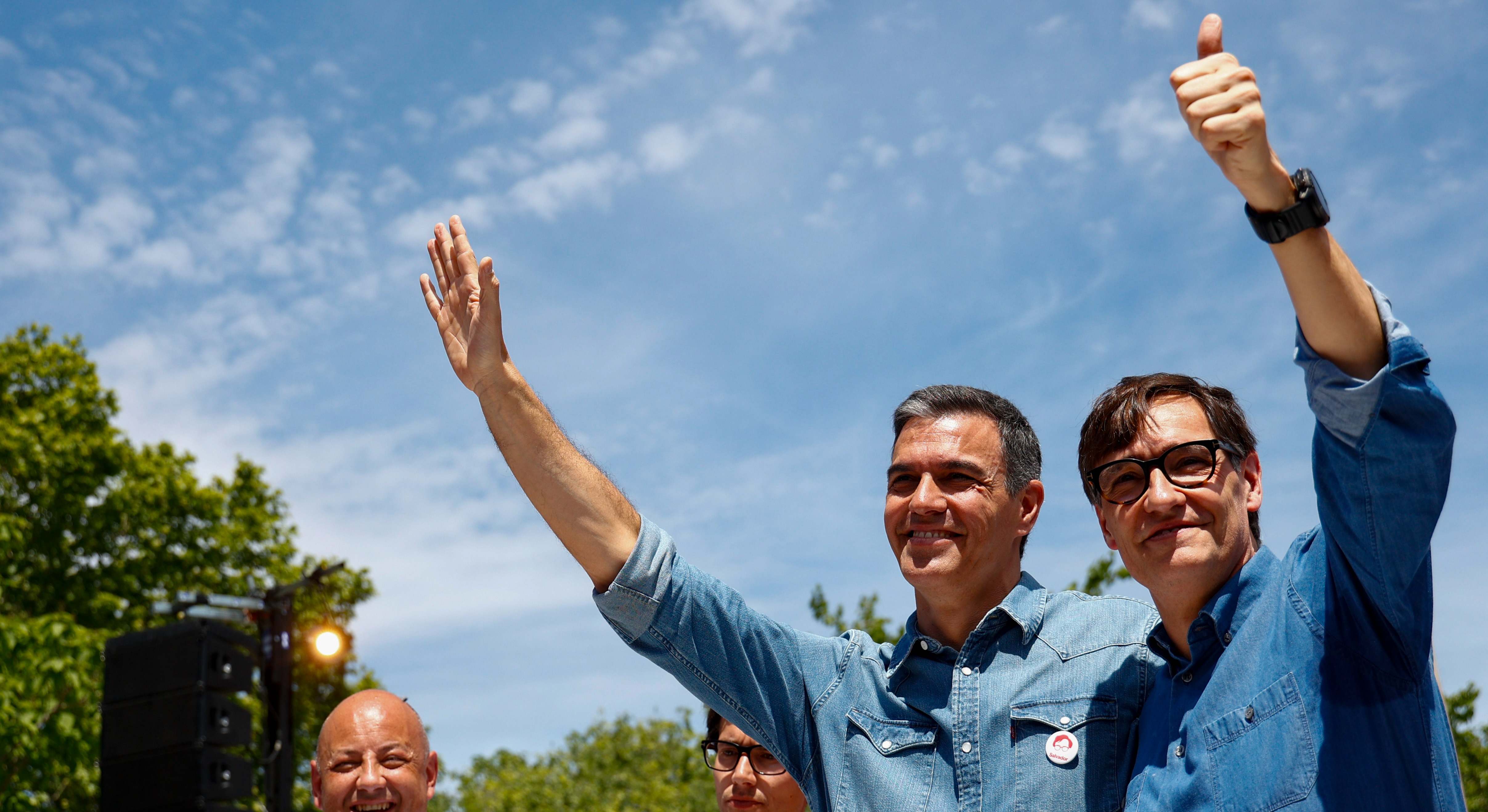 Salvador Illa, junto a Pedro Sánchez en un acto de campaña