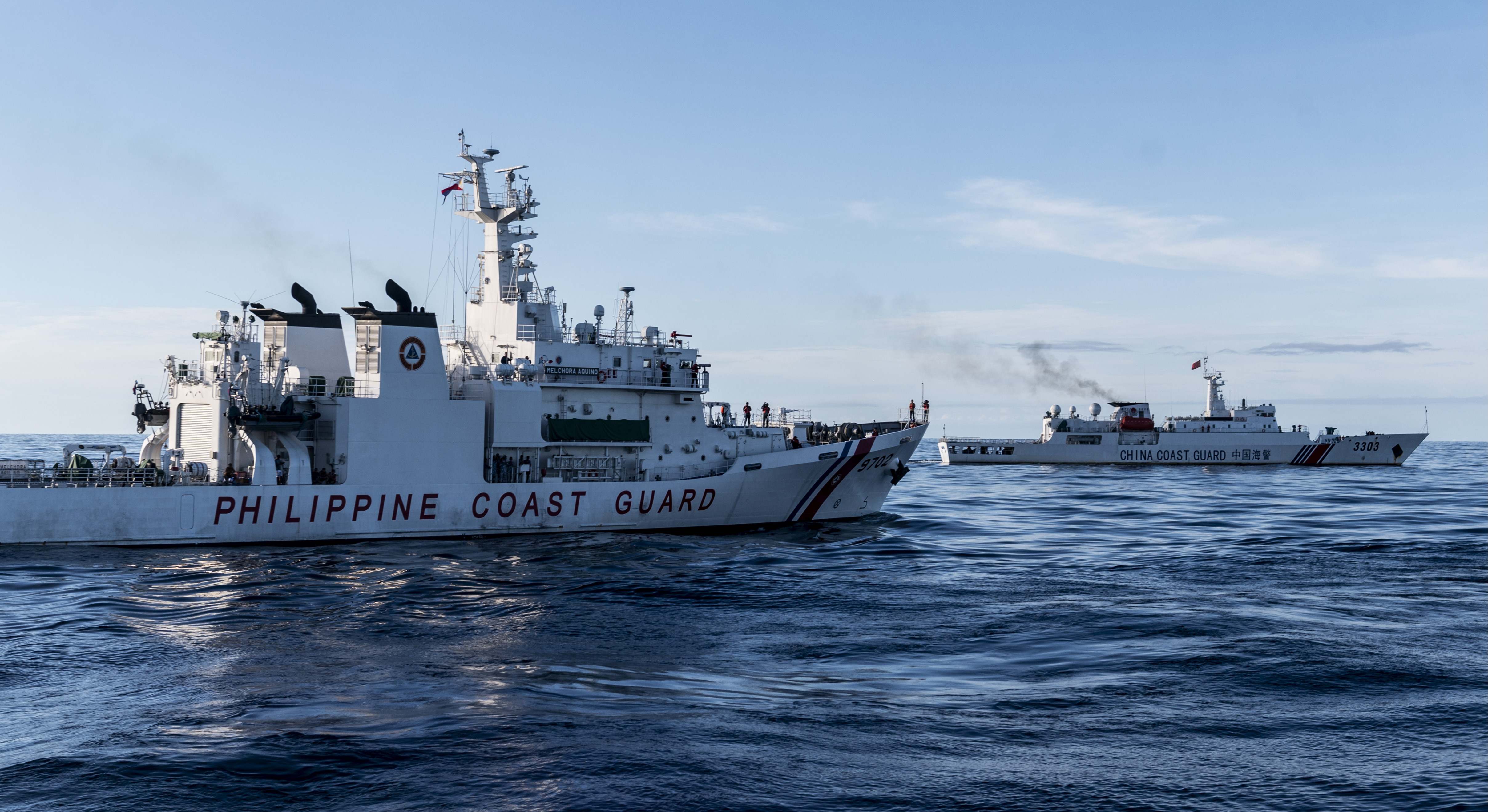 Guardia costera de China y Filipinas en una zona reclamada por ambos países (Bloomberg)