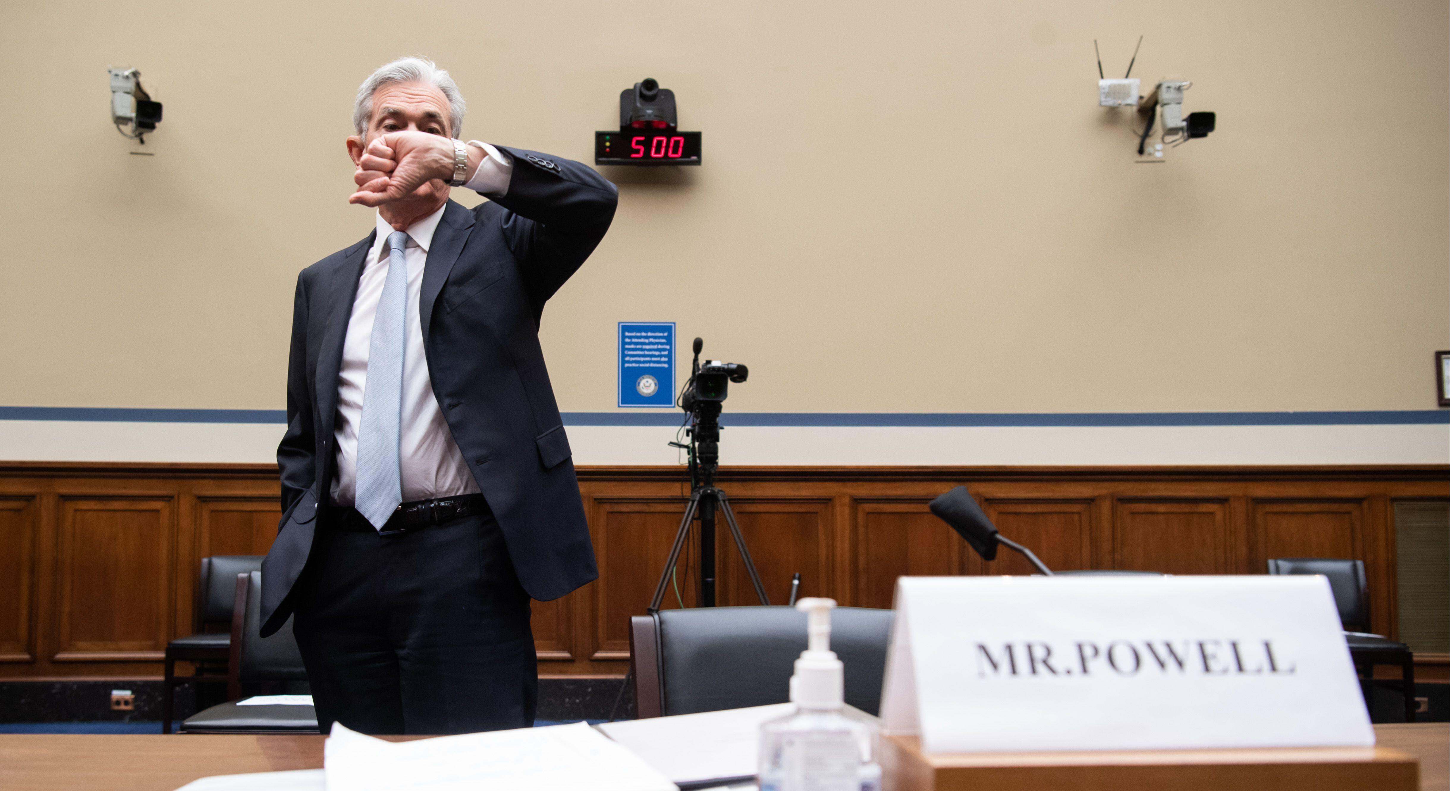 Powell mira la hora