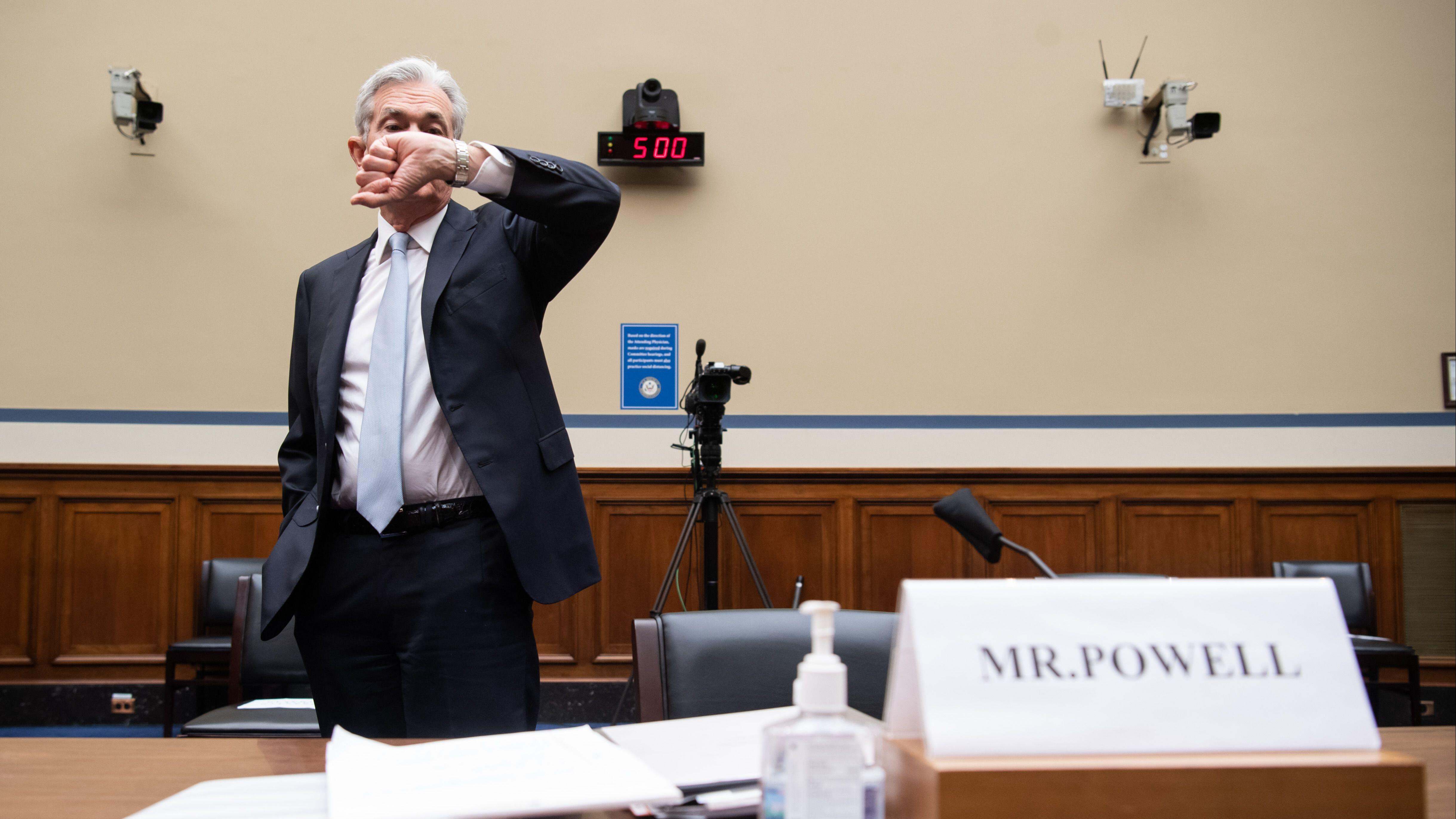 Jerome Powell mirando su reloj