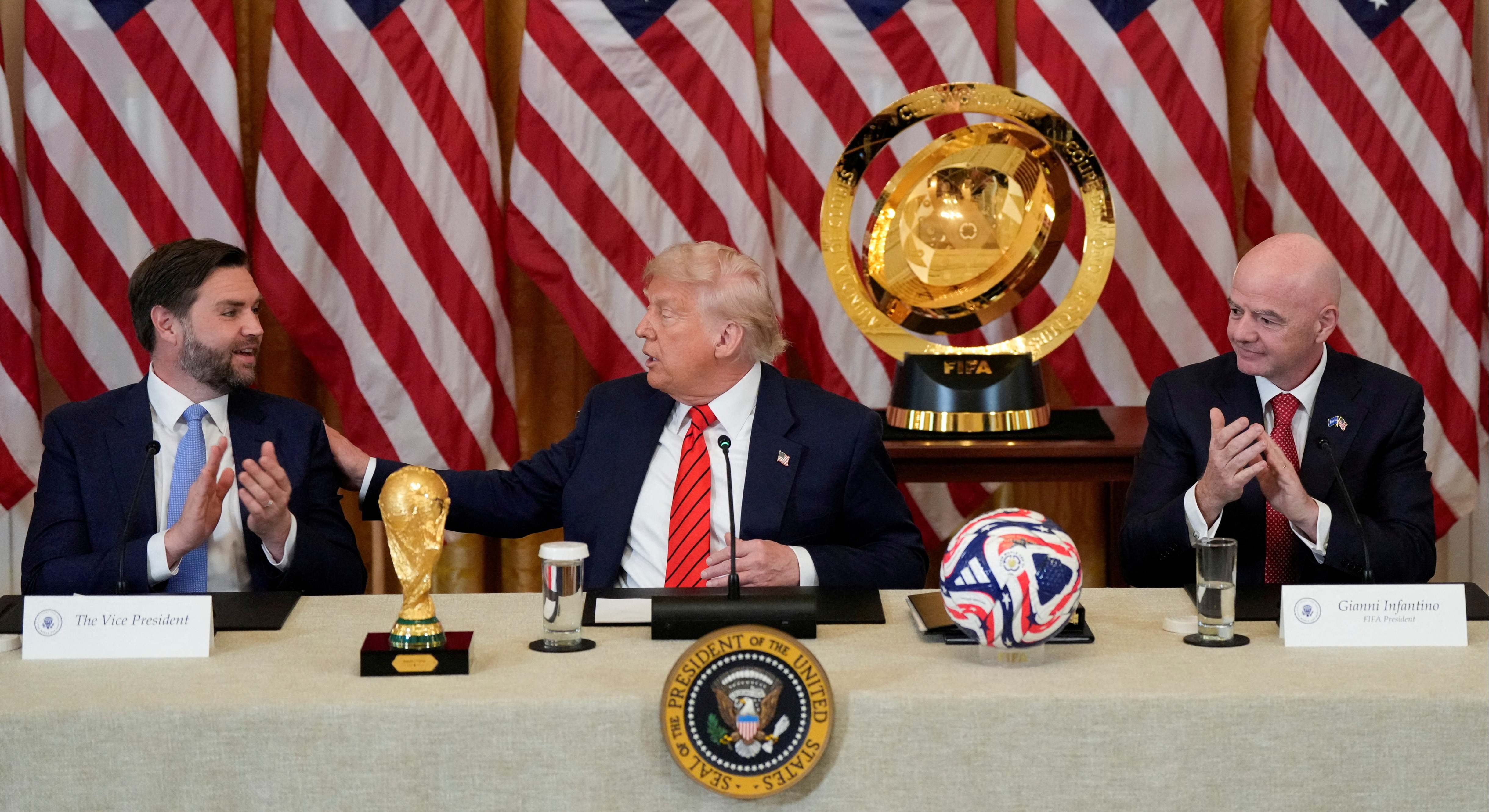 JD Vance, Donald Trump y Gianni Infantino en una reunión del Grupo de Trabajo de la Casa Blanca sobre la Copa Mundial de la FIFA 2026 en la Sala Este de la Casa Blanca en Washington