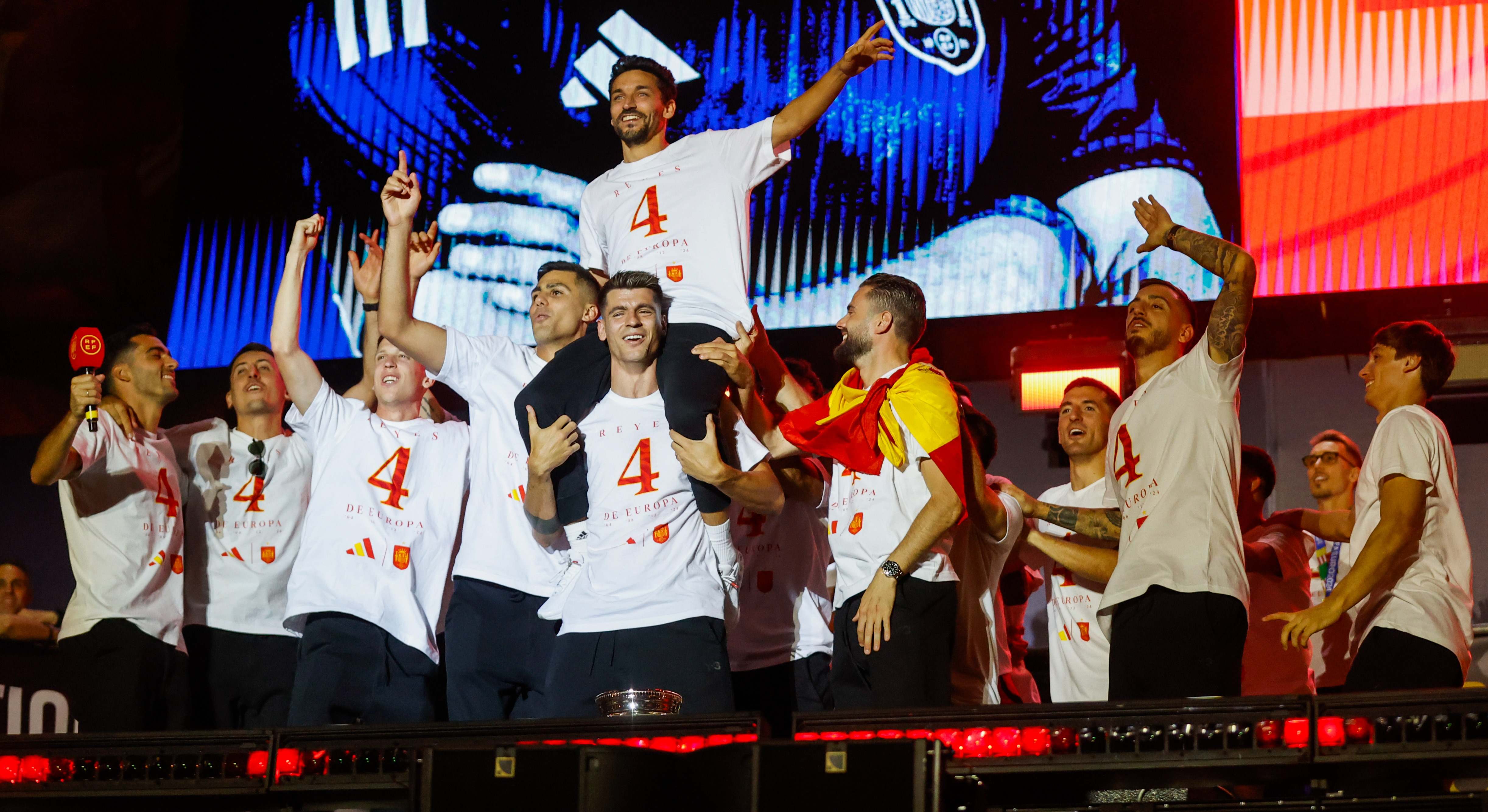 Jugadores de la selección española celebrando la victoria.