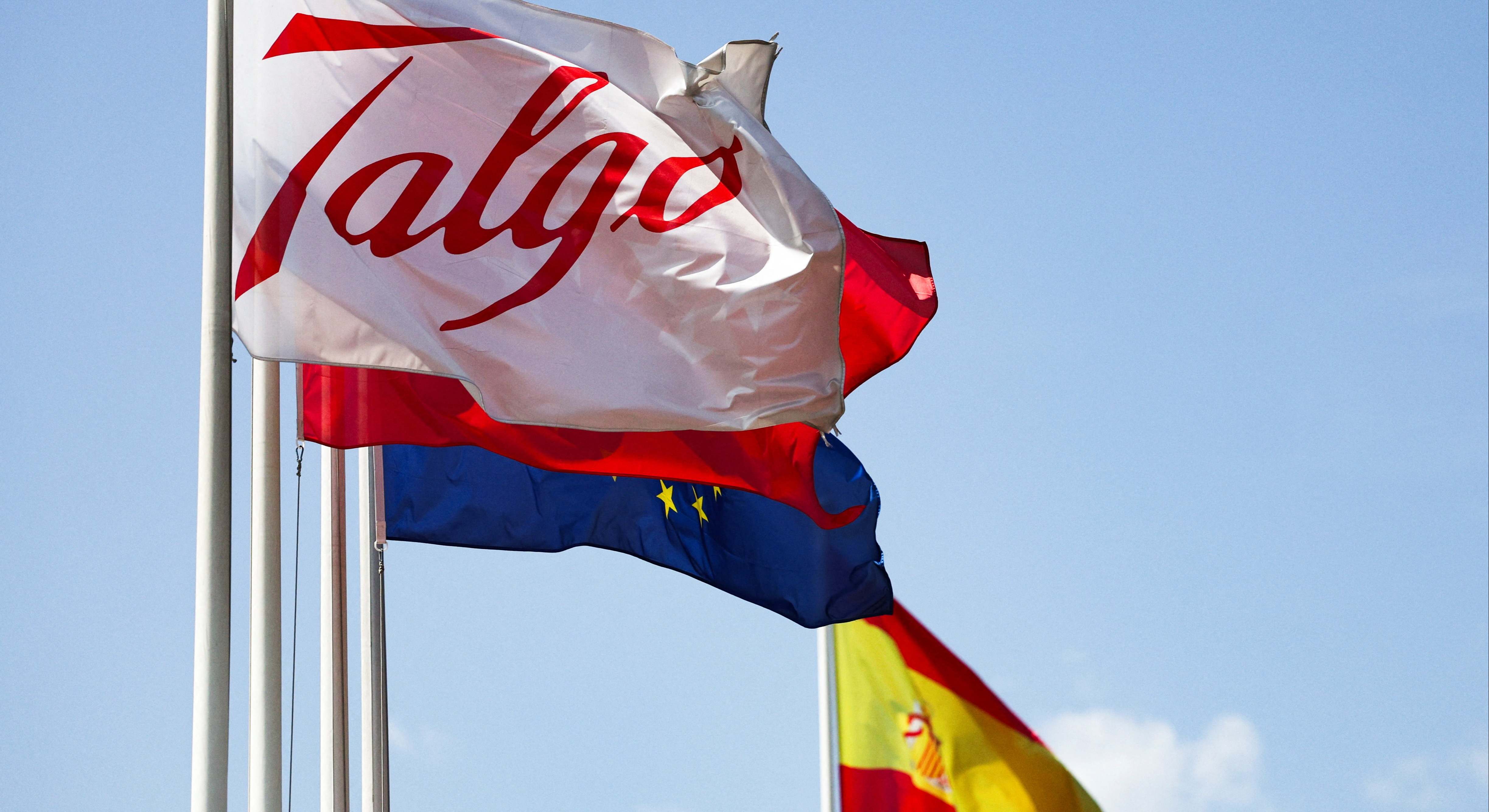 Logo de Talgo en una bandera en su sede de Madrid. REUTERS