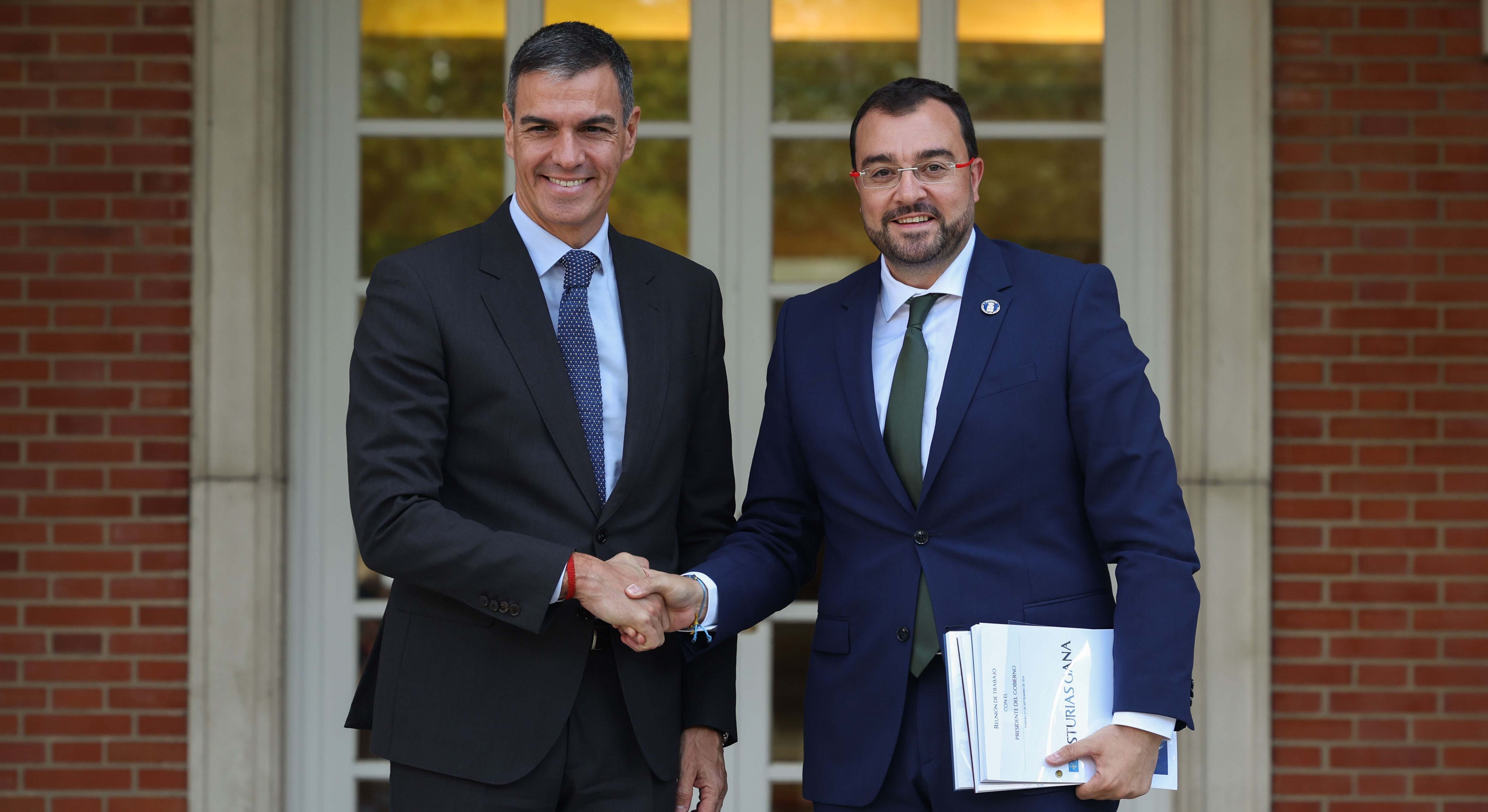 Adrián Barbón, presidente del Principado de Asturias, junto a Pedro Sánchez en La Moncloa