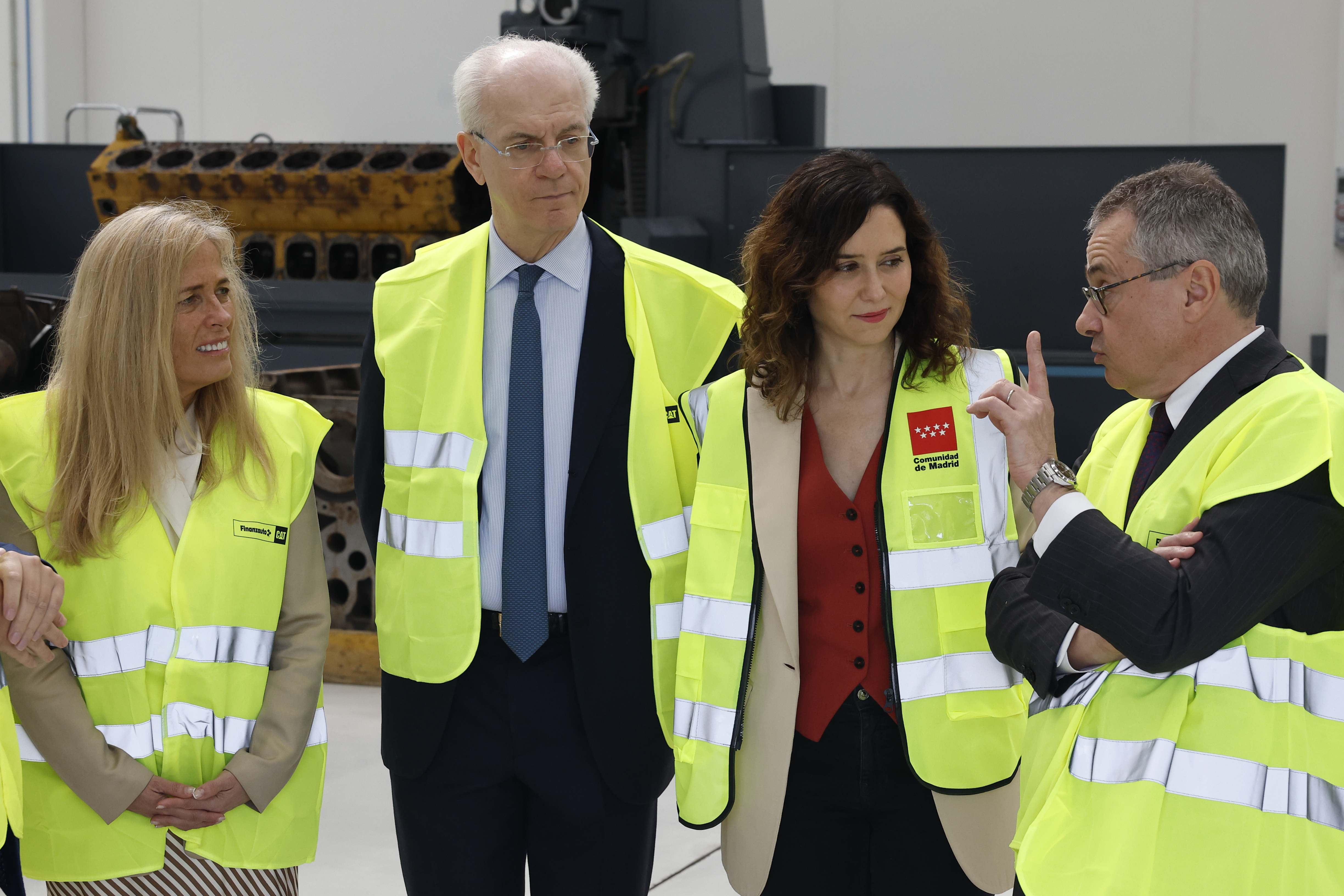La presidenta de la Comunidad de Madrid, Isabel Díaz Ayuso, acompañada por el presidente del Consejo de Administración de Finanzauto, Pierre-Nicola Fovini, y por la consejera de Economía, Rocío Albert López-Ibor, visita las instalaciones de Finanzauto est