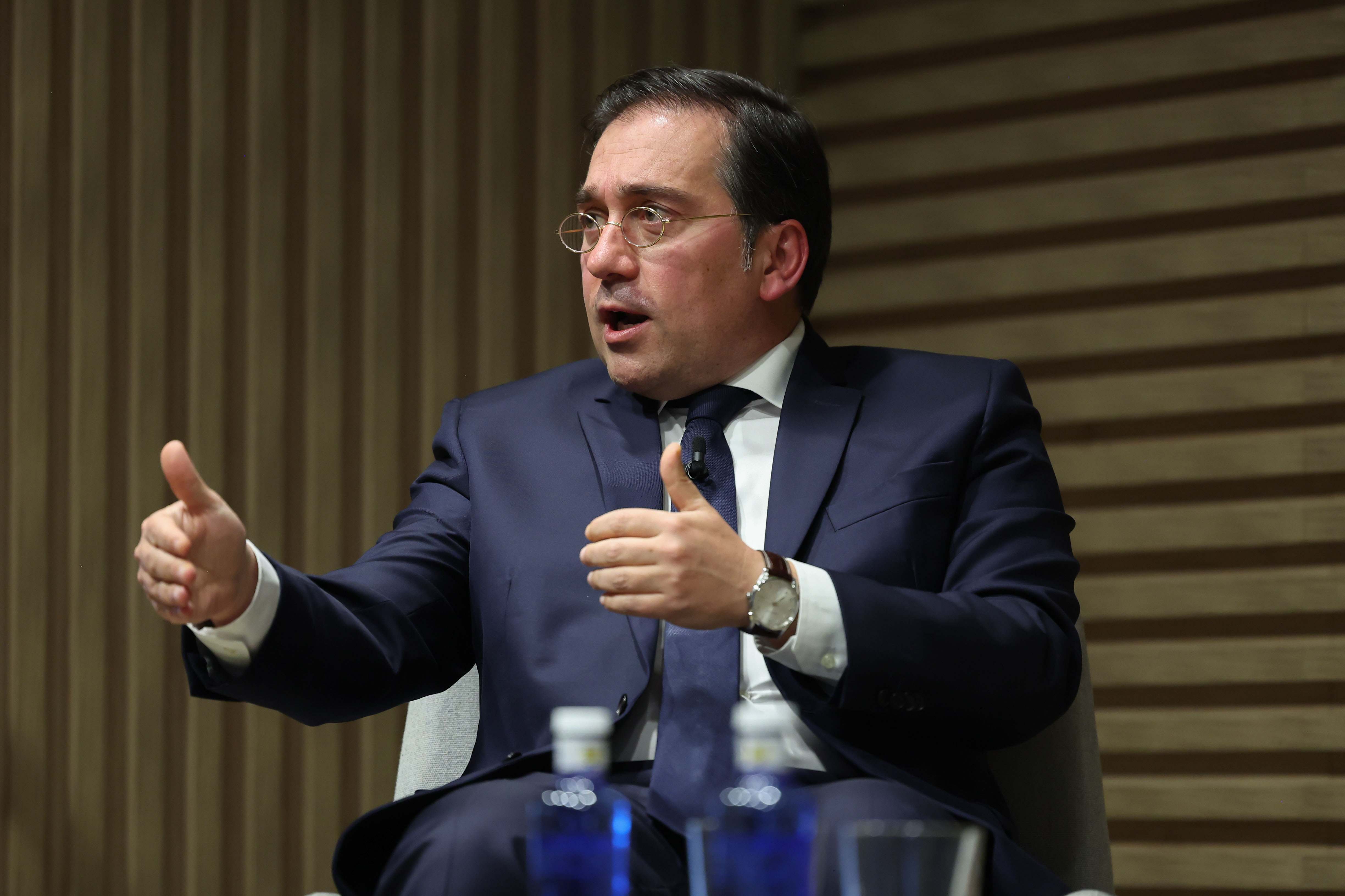 El ministro de Asuntos Exteriores, José Manuel Albares, asiste al homenaje que el exministro de Exteriores Josep Piqué recibe hoy lunes en Madrid, organizado por la revista Política Exterior con el título "El mundo que nos viene". EFE