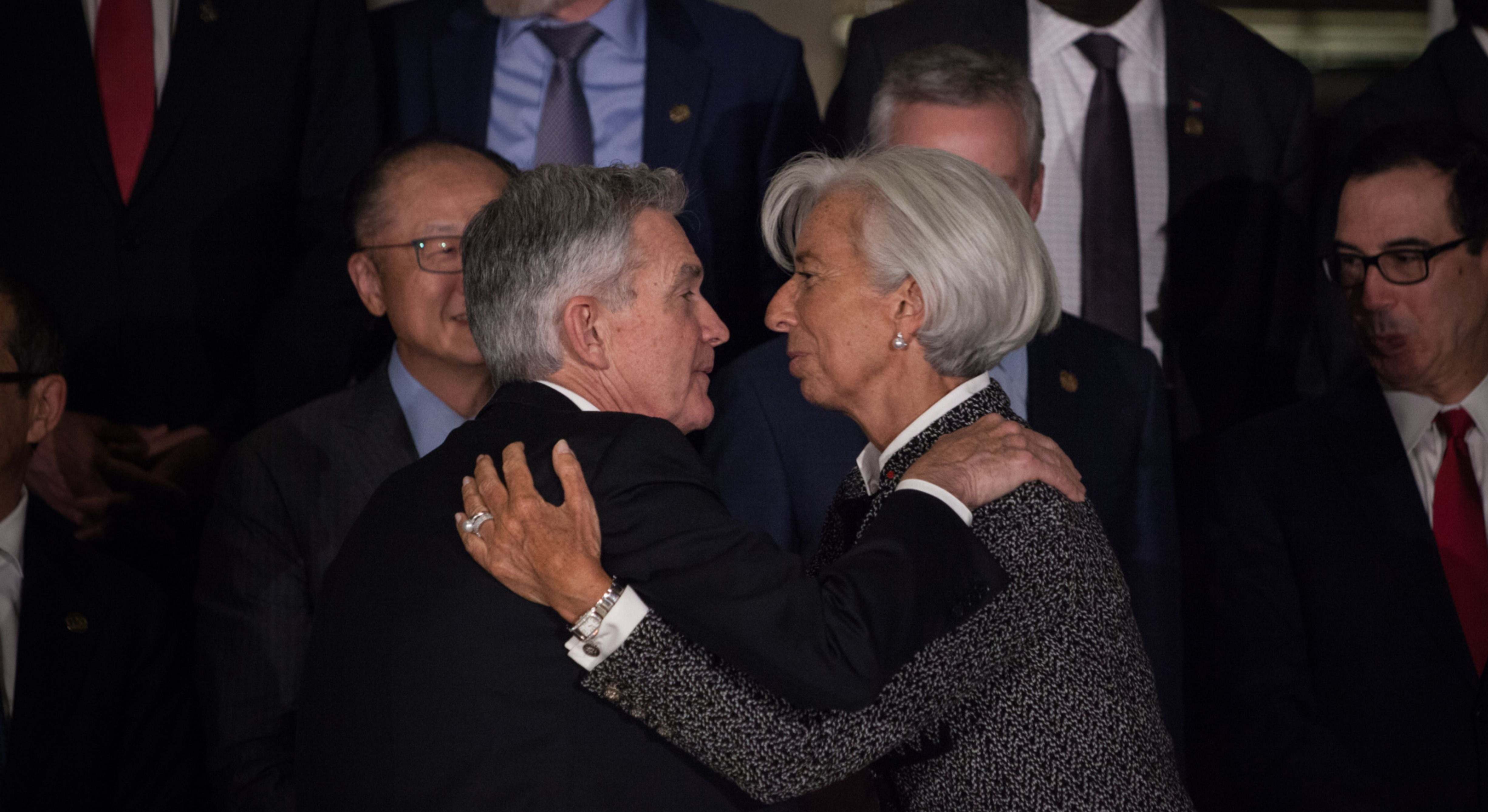 Christine Lagarde y Jerome Powell se saludan