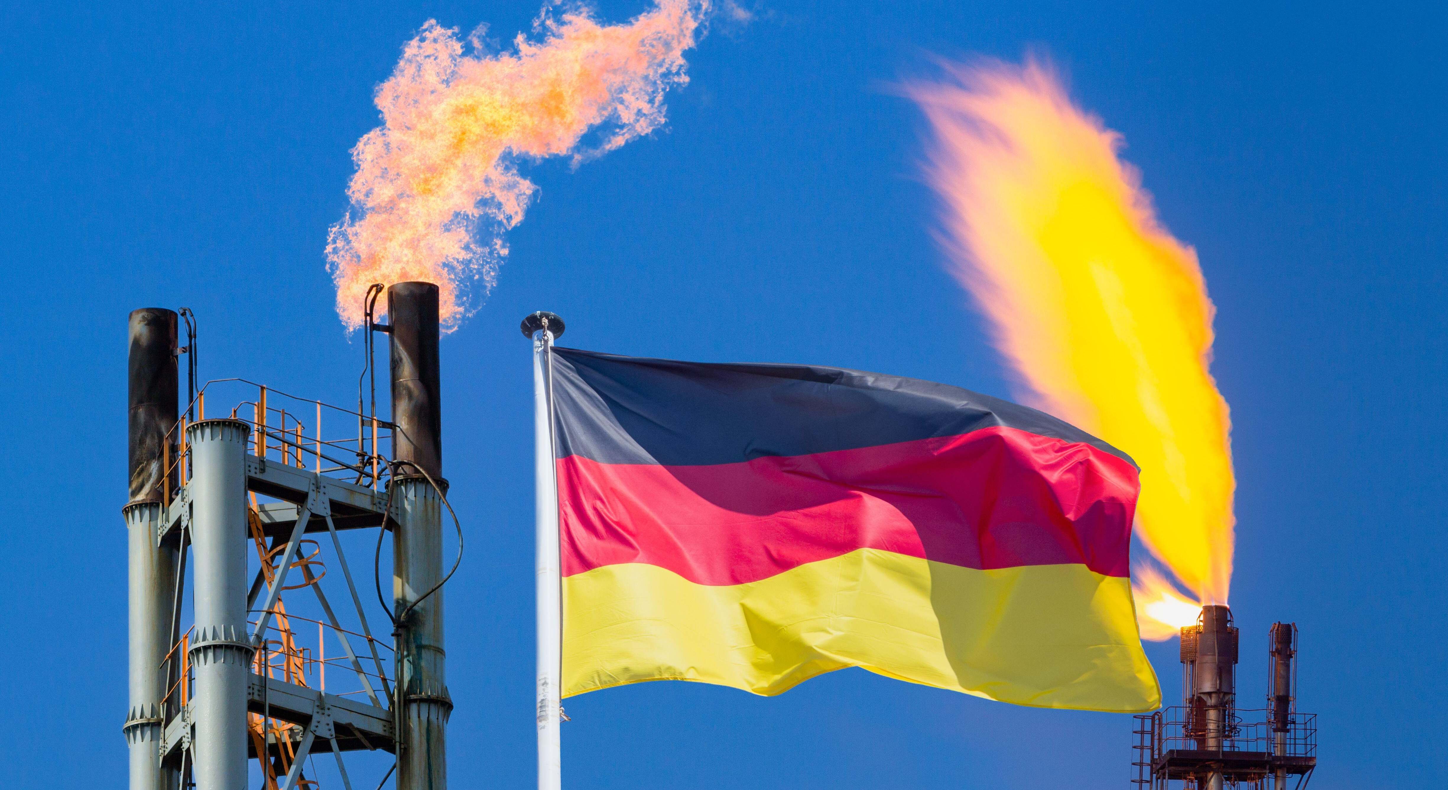 Chimeneas en una planta industrial de gas en Alemania