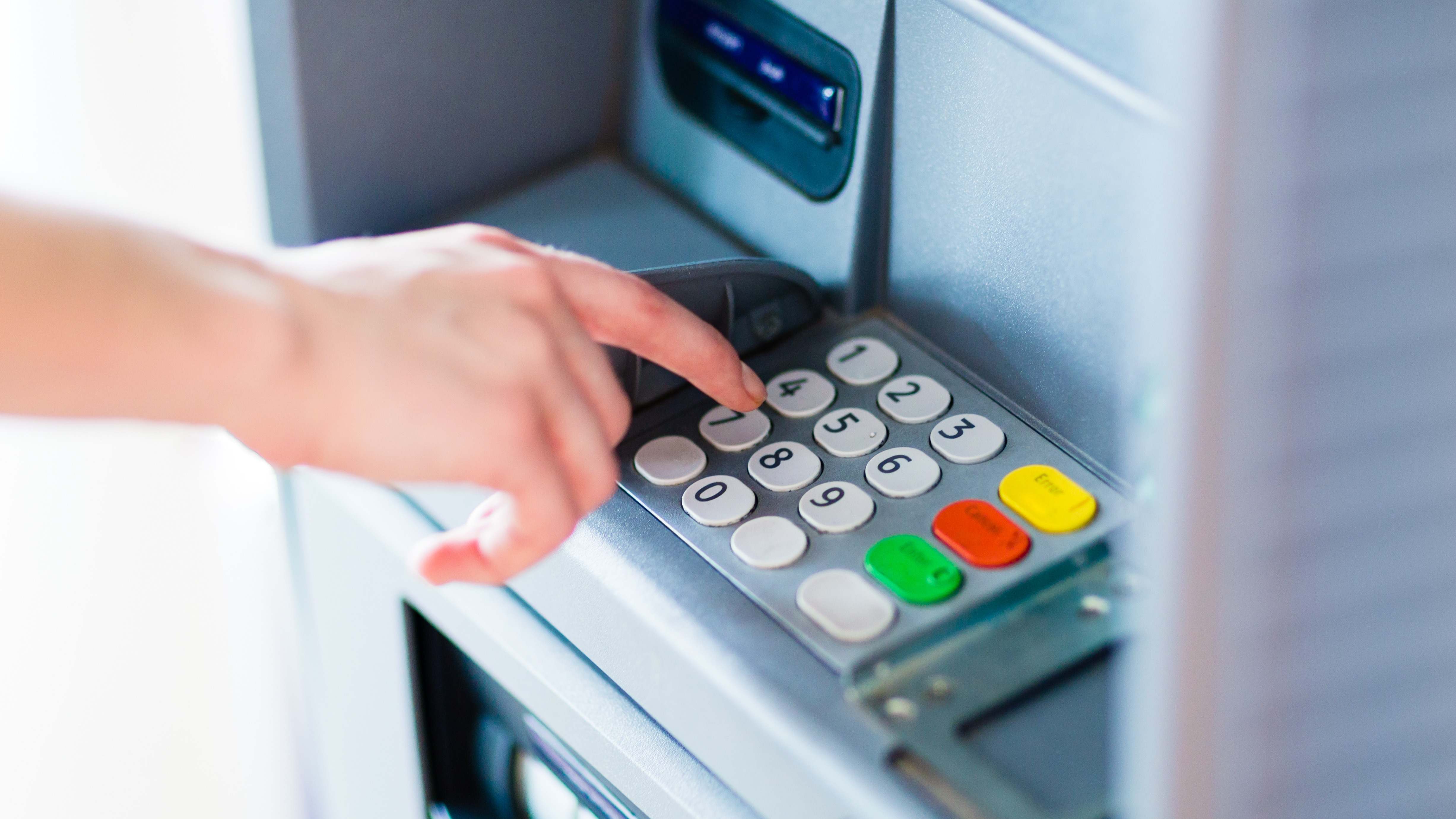 Transferencia en un cajero automático. / Foto: iStock