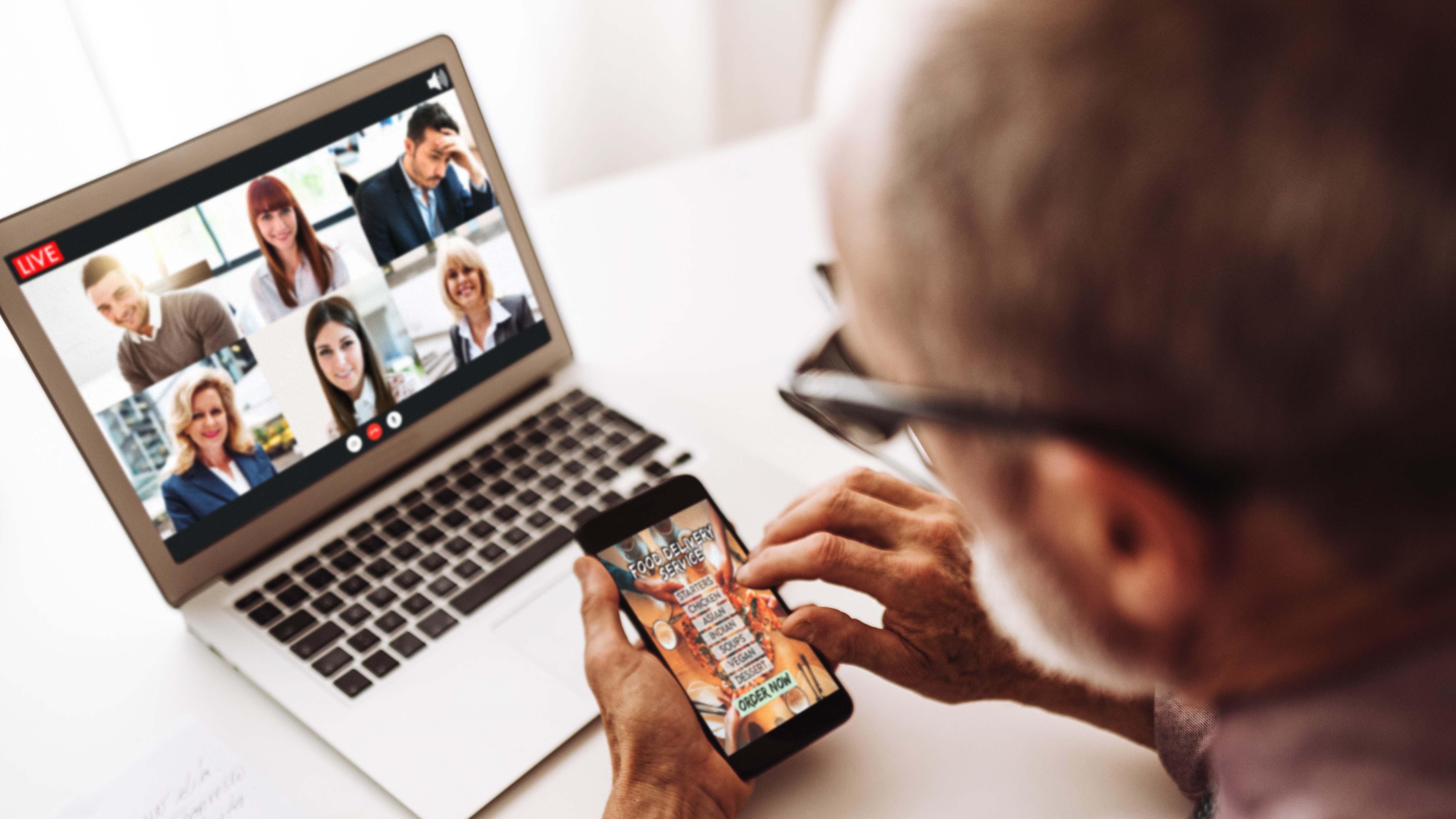 Una persona realiza una videoconferencia