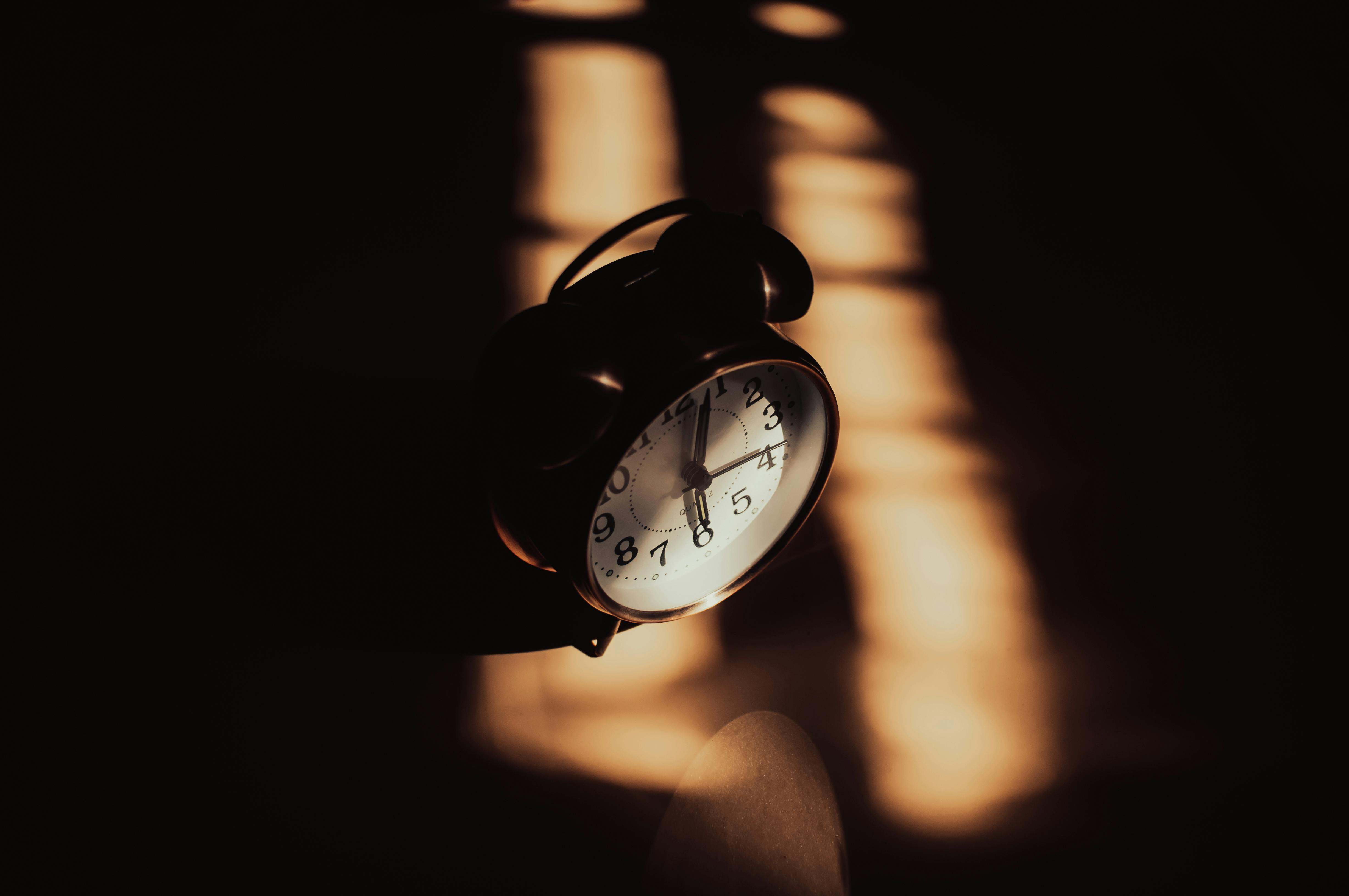 Un reloj entre el sol y la sombra