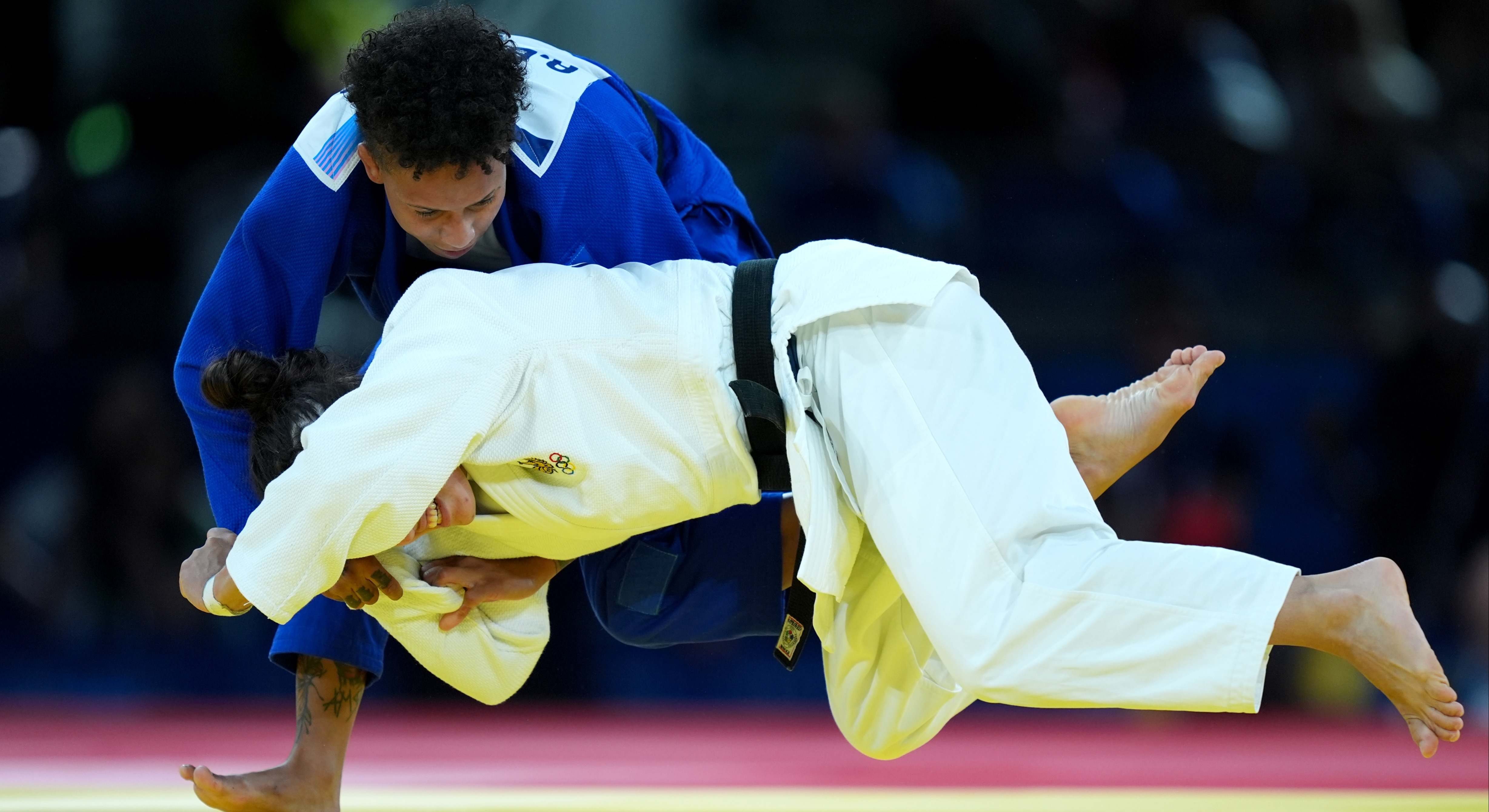 La fraAmandine Buchard y Diyora Keldiyorova compiten en las semifinales de Judo femenino de -52 kg en los Juegos Olímpicos 2024. / Foto: EP