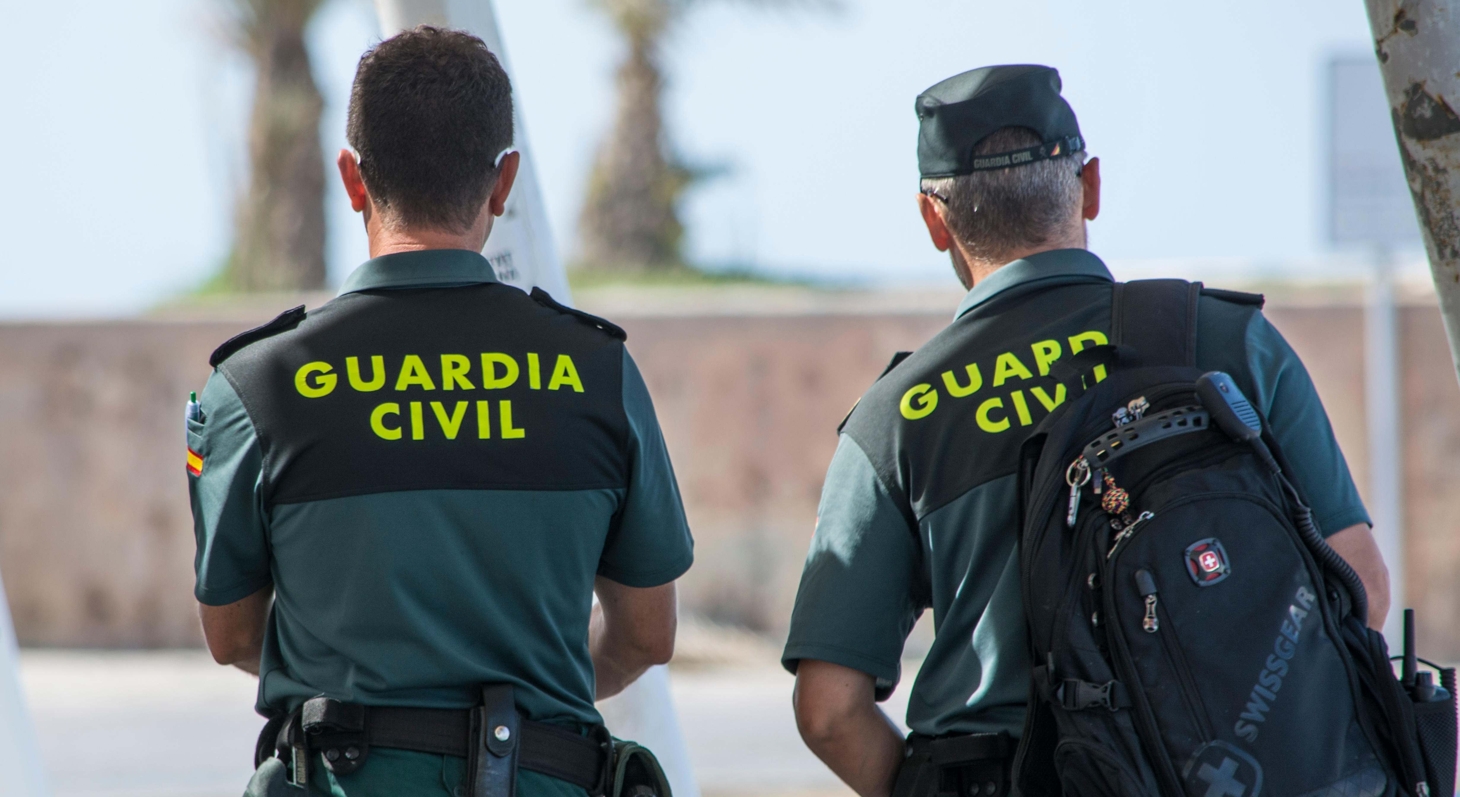 Dos agentes de la Guardia Civil