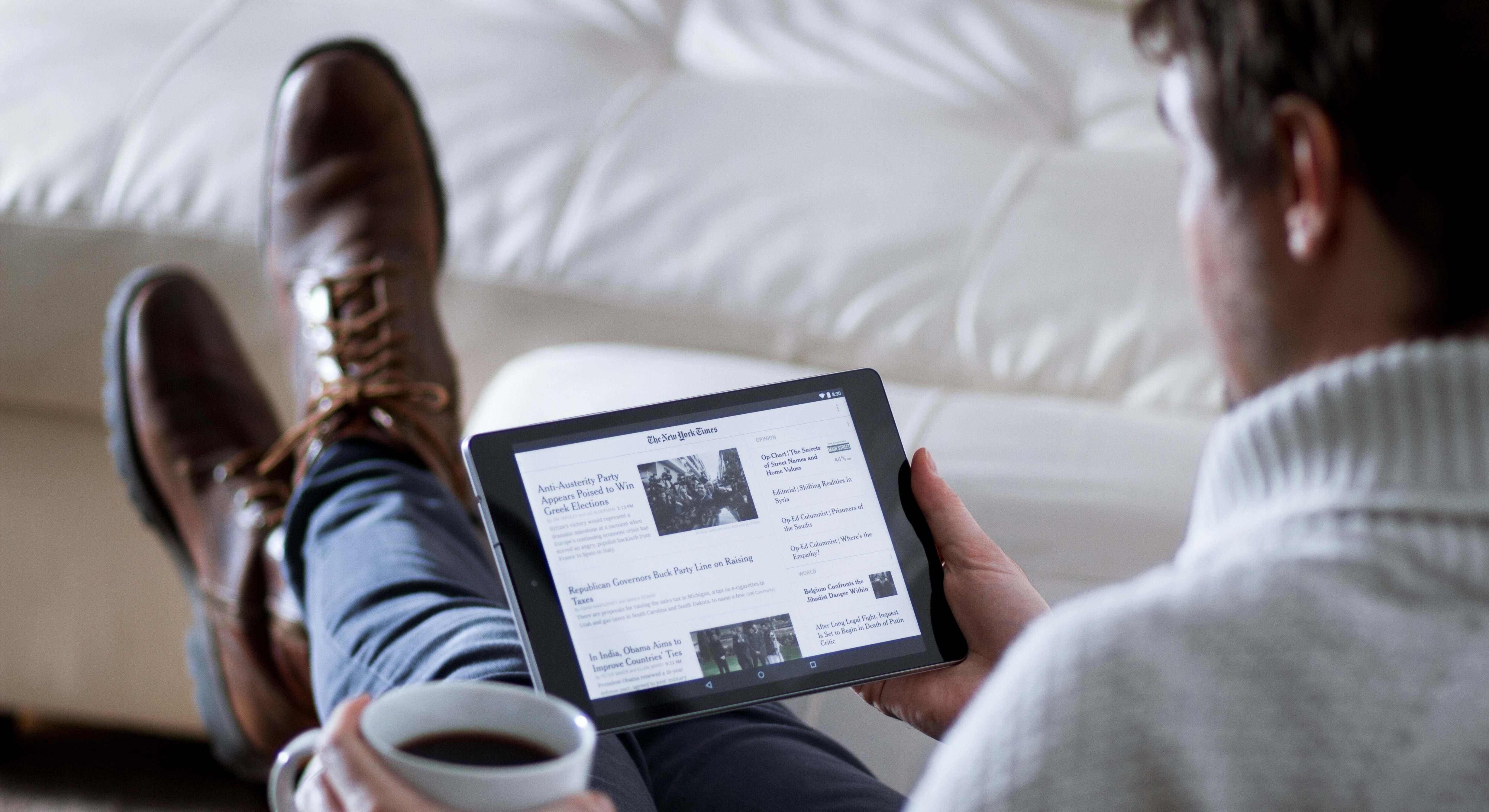 Un hombre leyendo el periódico en la tablet