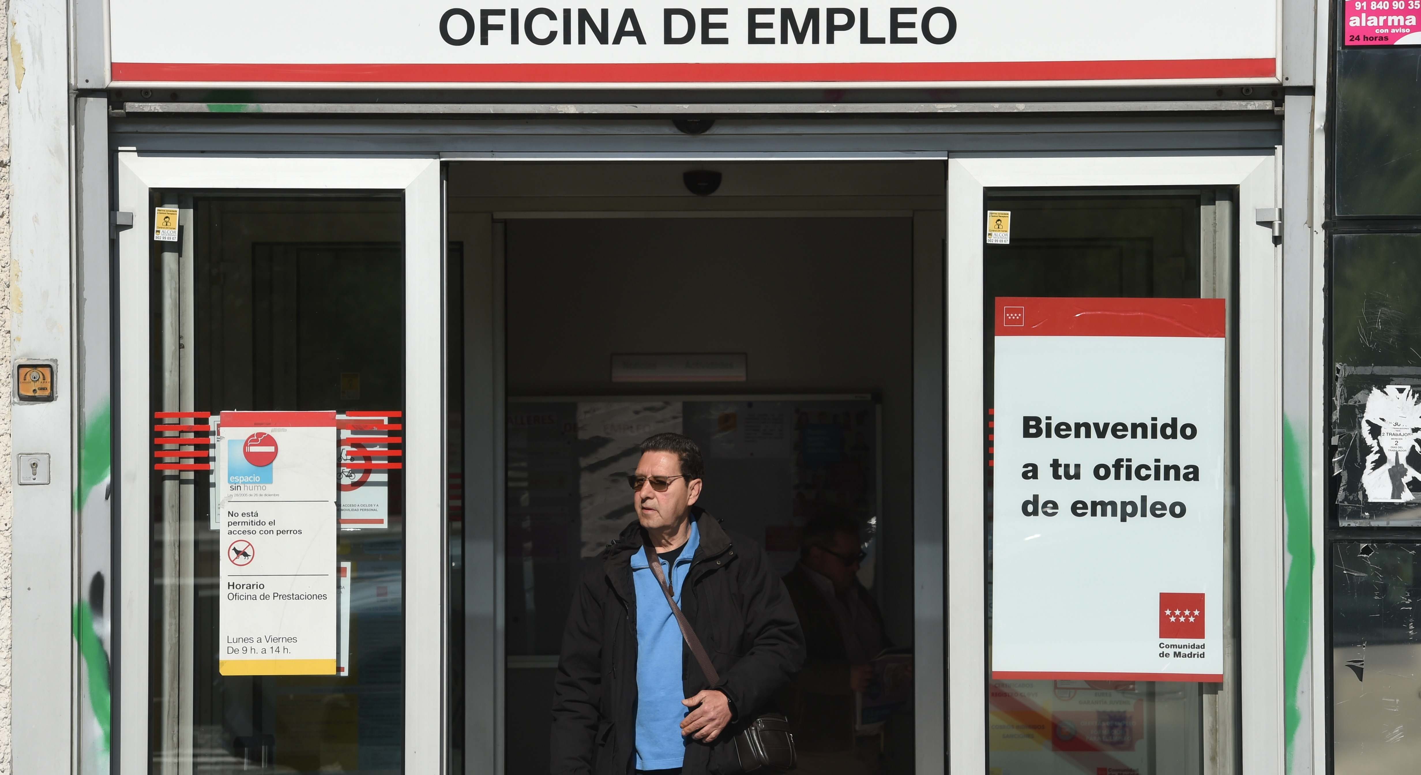 Imagen de recurso de una persona saliendo de una oficina del SEPE.