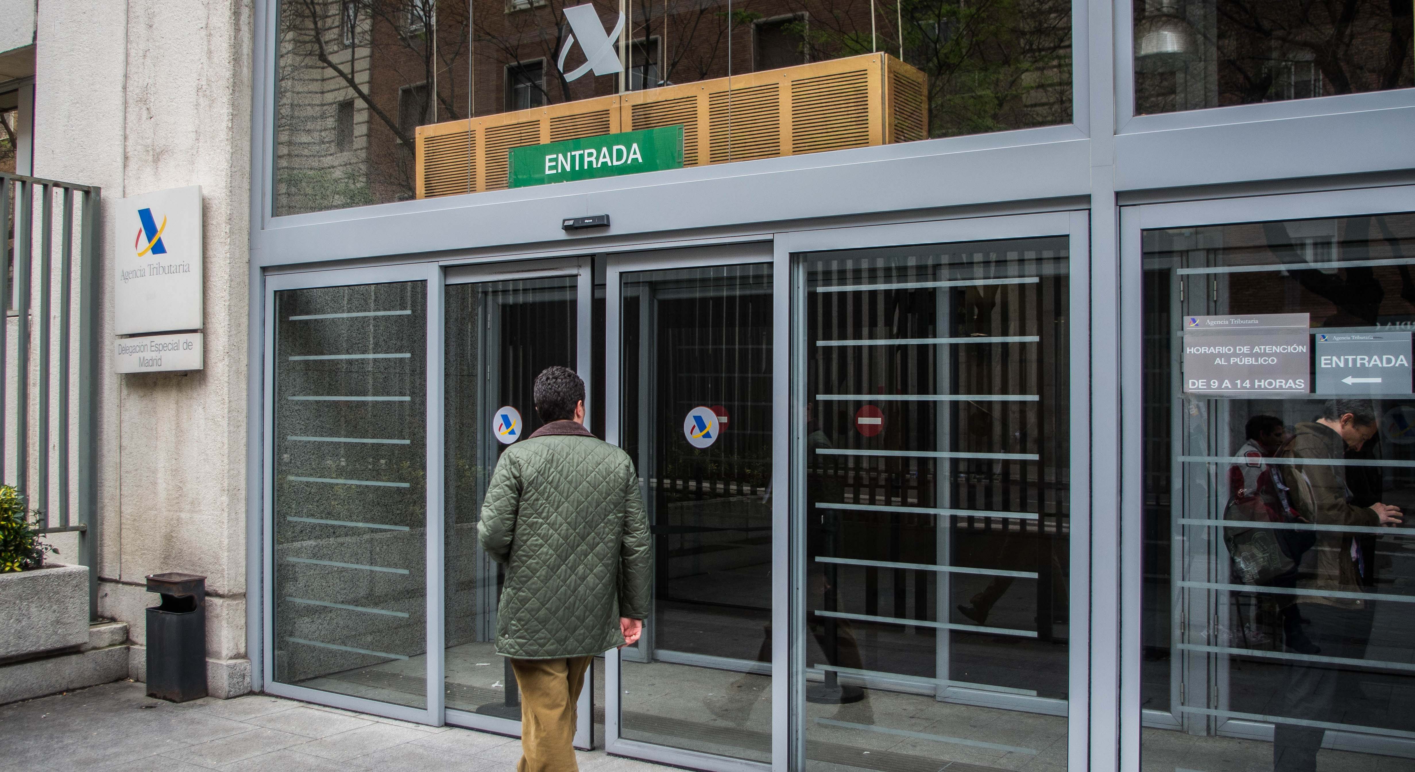 Una persona entra a una delegación de la Agencia Tributaria