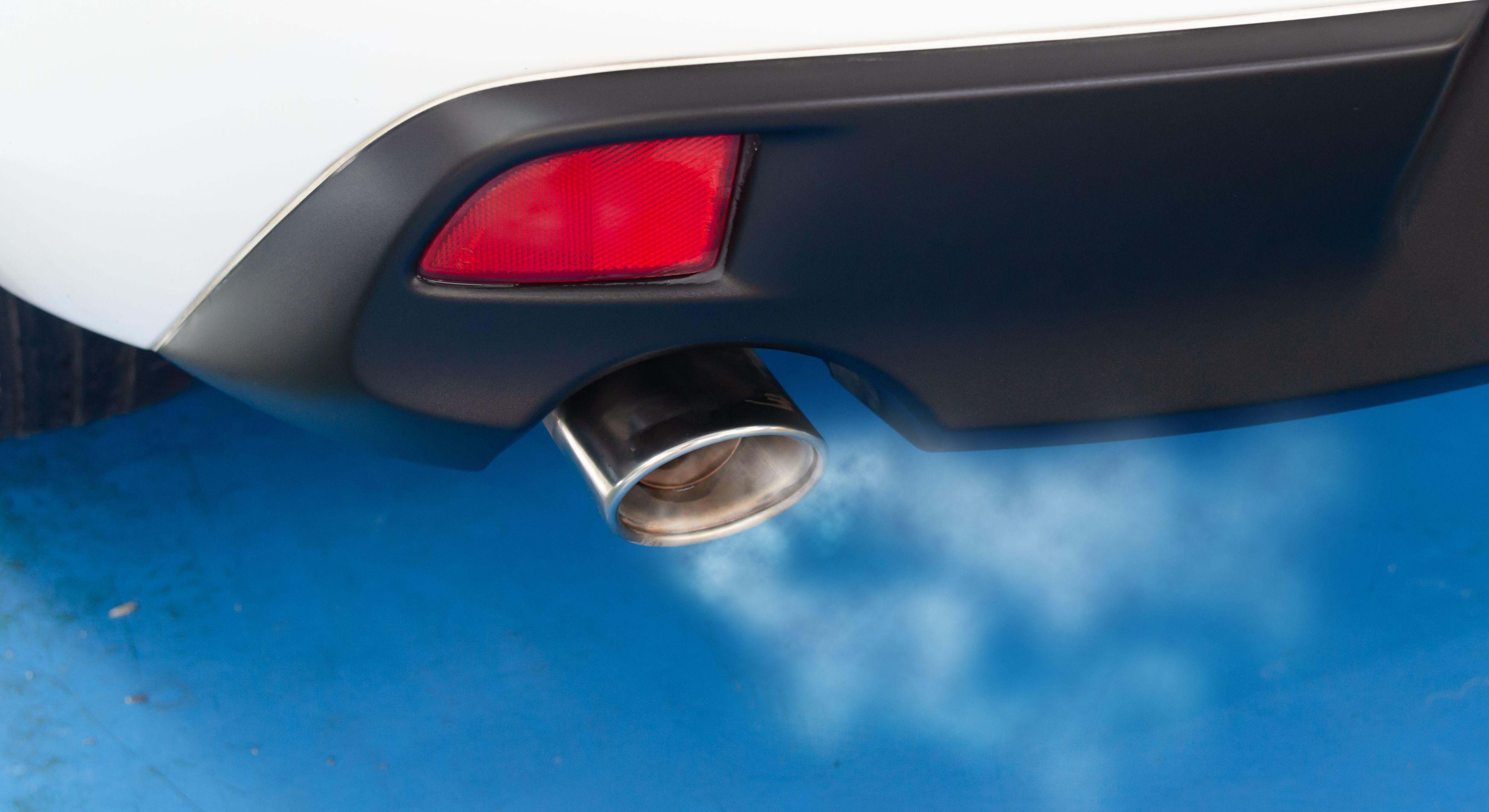 Humo en el tubo de escape