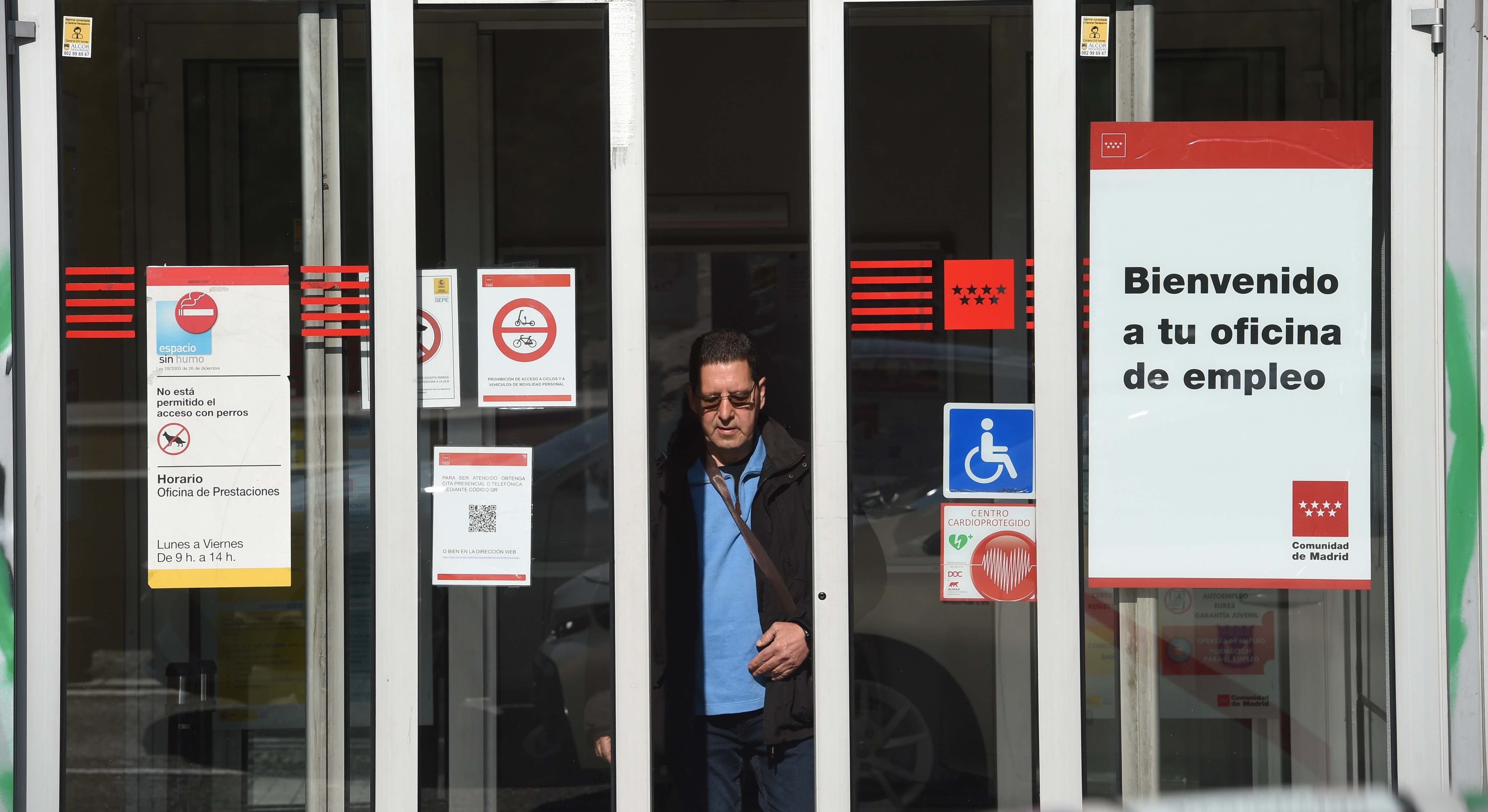 Un hombre saliendo de una oficina de empleo. Foto: Europa Press