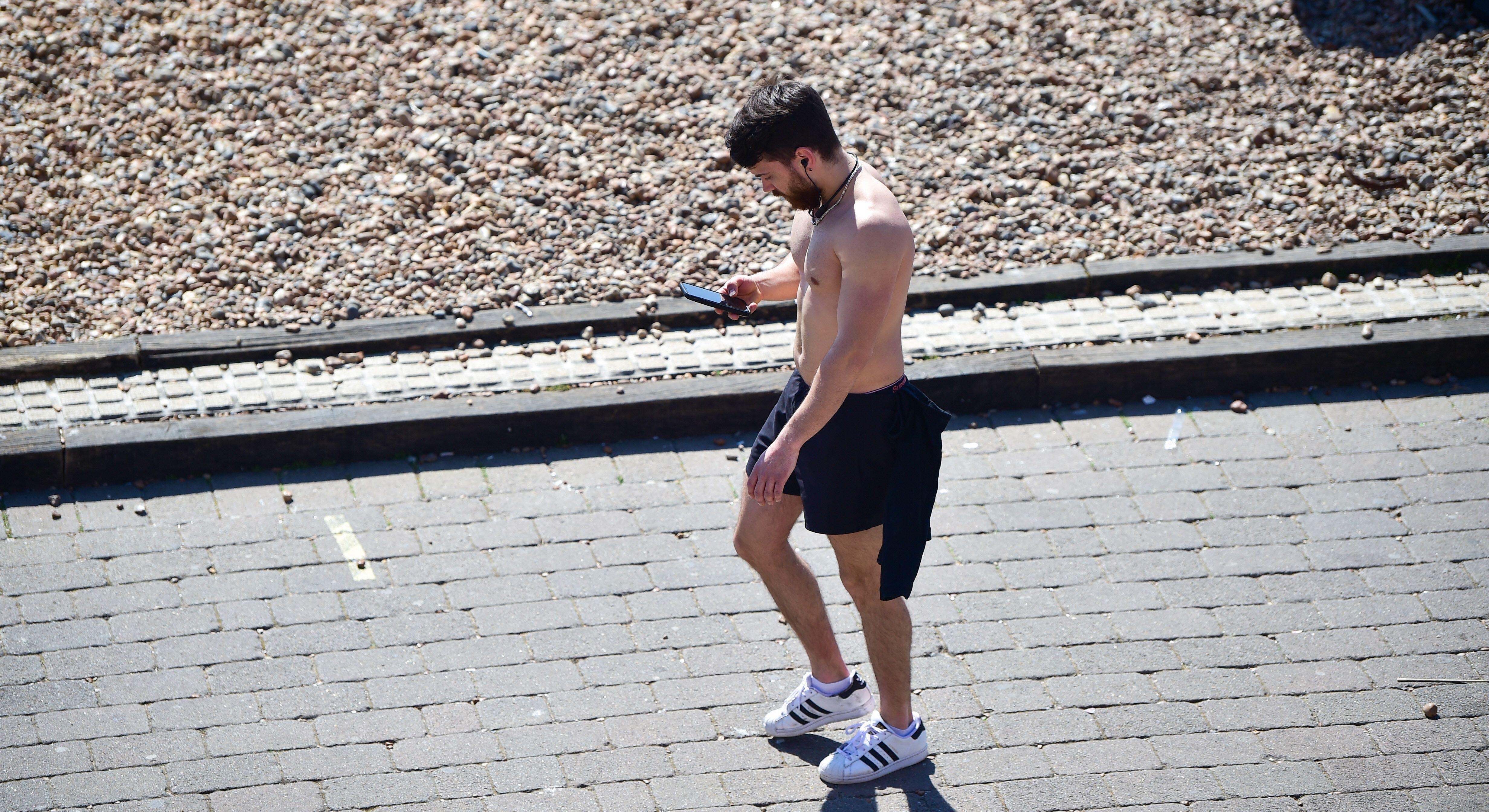 Hombre caminando sin camiseta