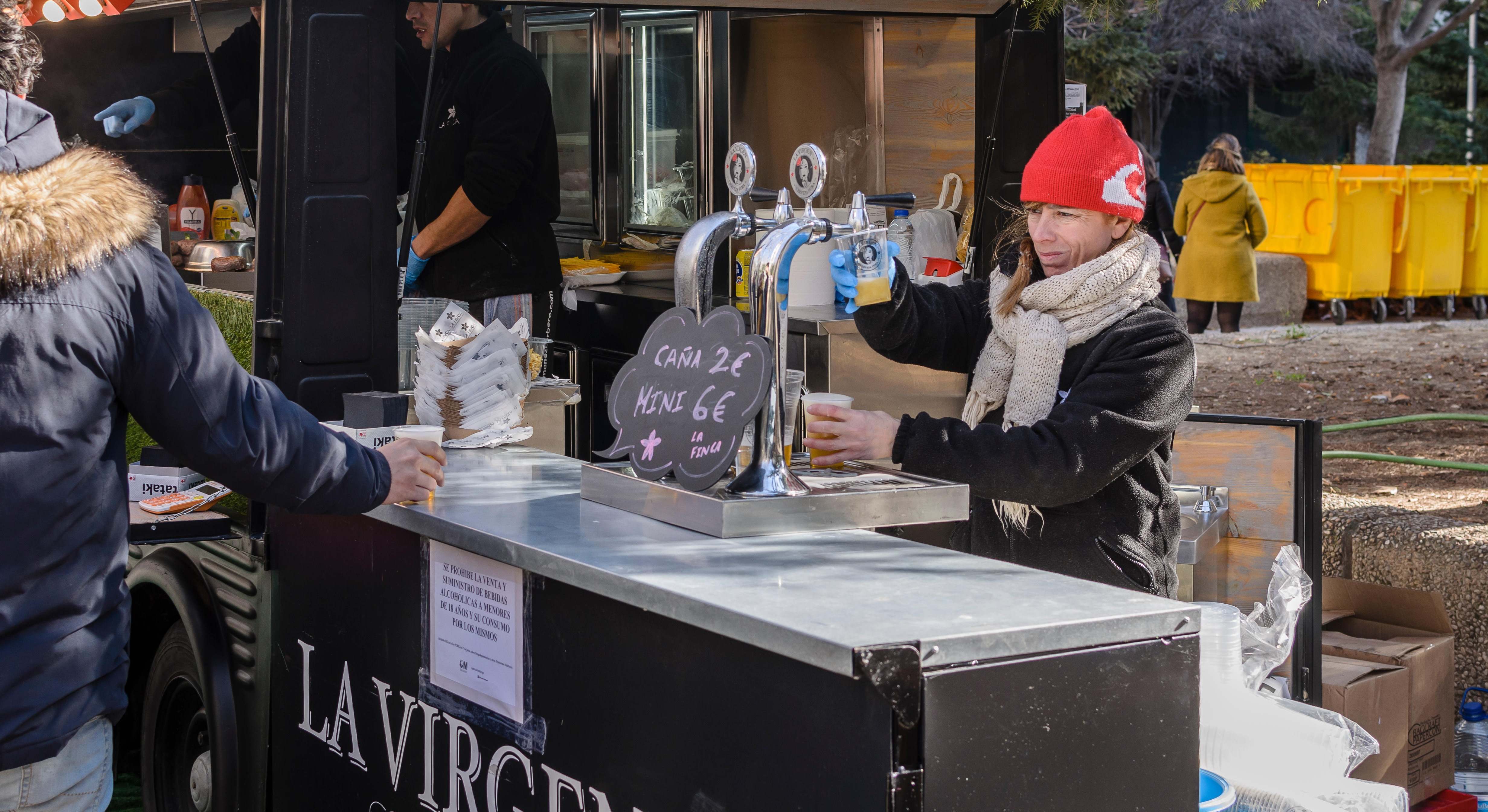 Camarera sirviendo una cerveza. Foto: Alamy