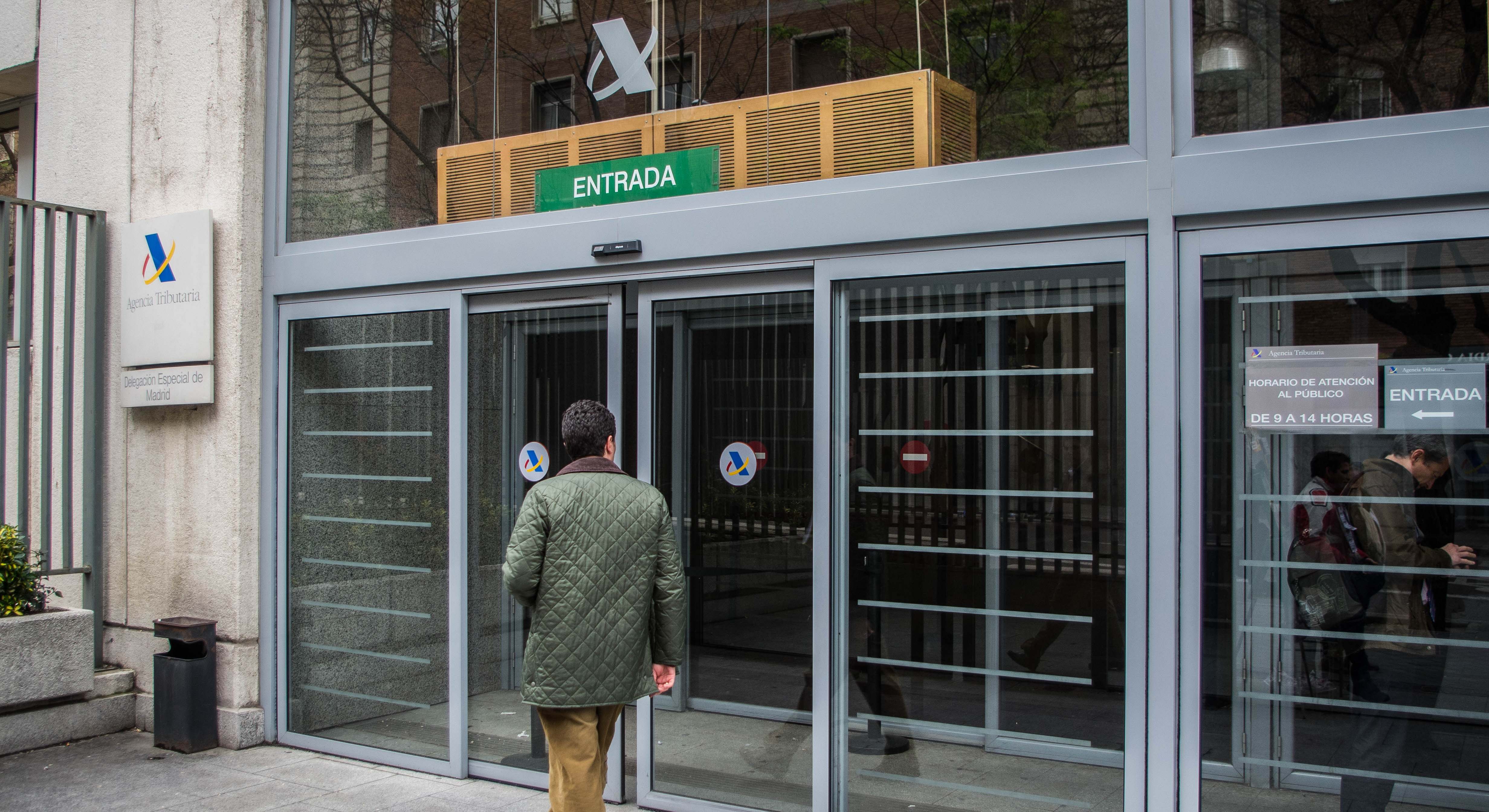 Un hombre entra a una delegación de la Agencia Tributaria