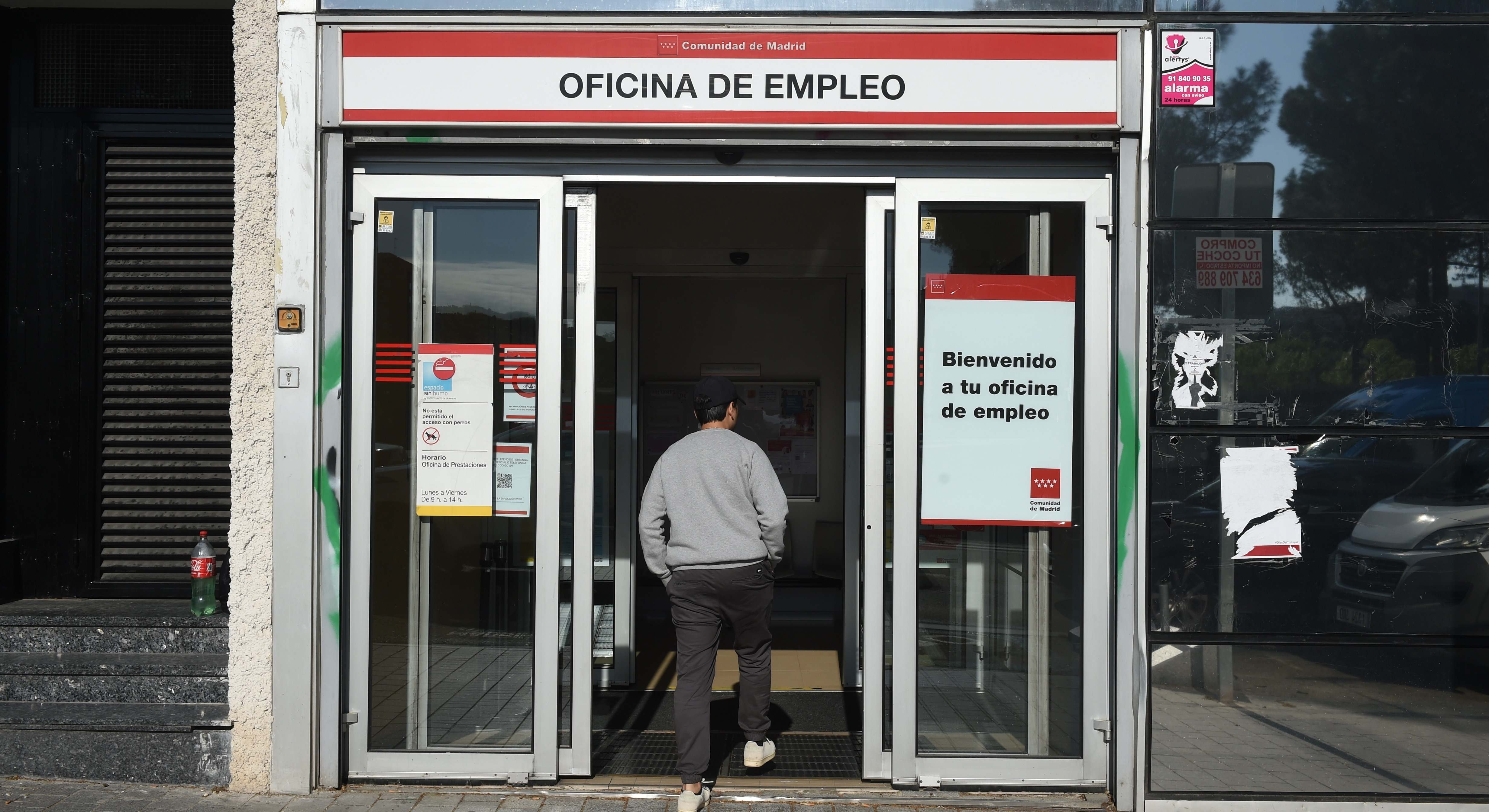 Una persona entra por la puerta de una oficina del SEPE en Madrid. 
