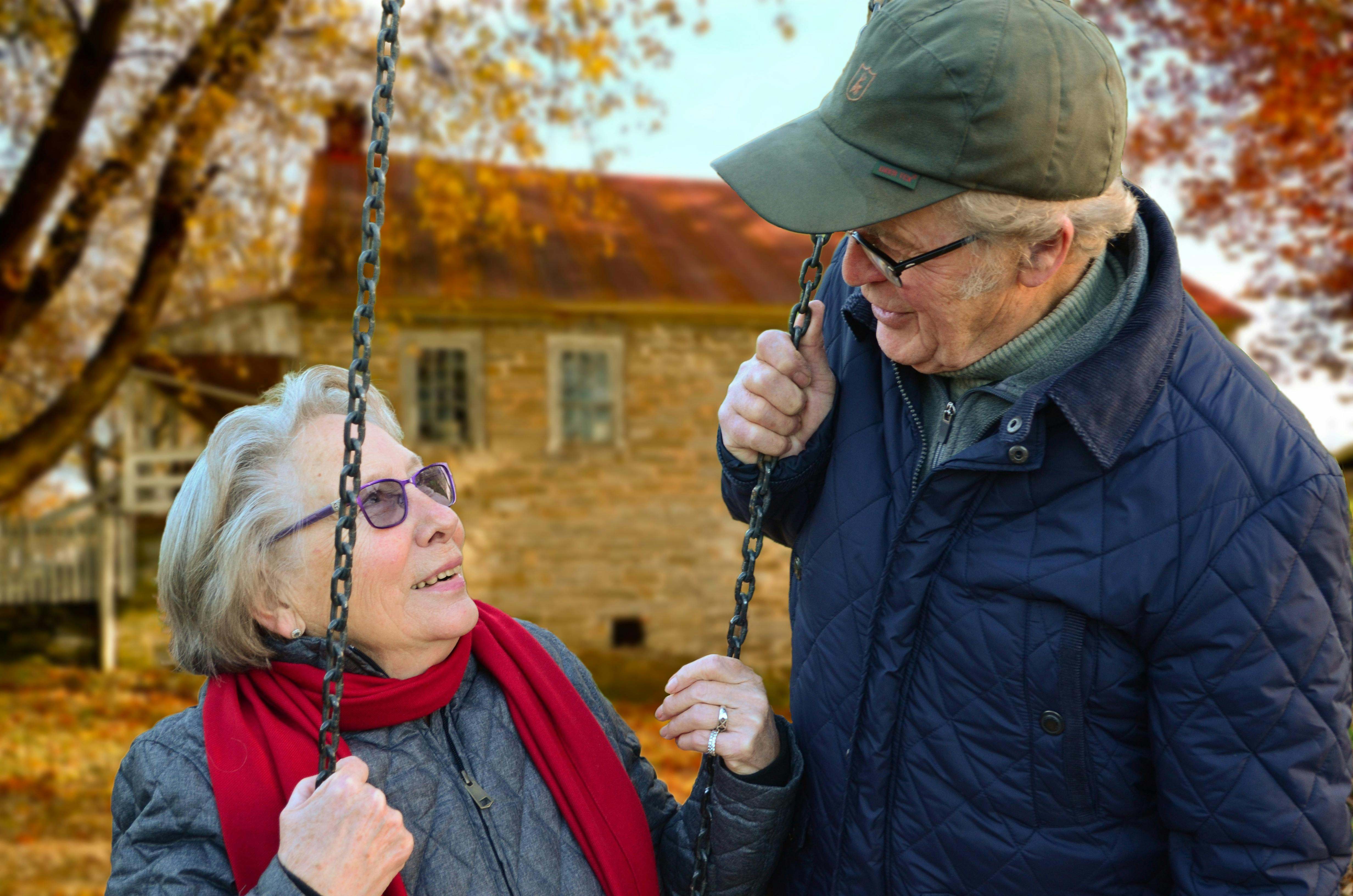 Pareja de personas ancianas