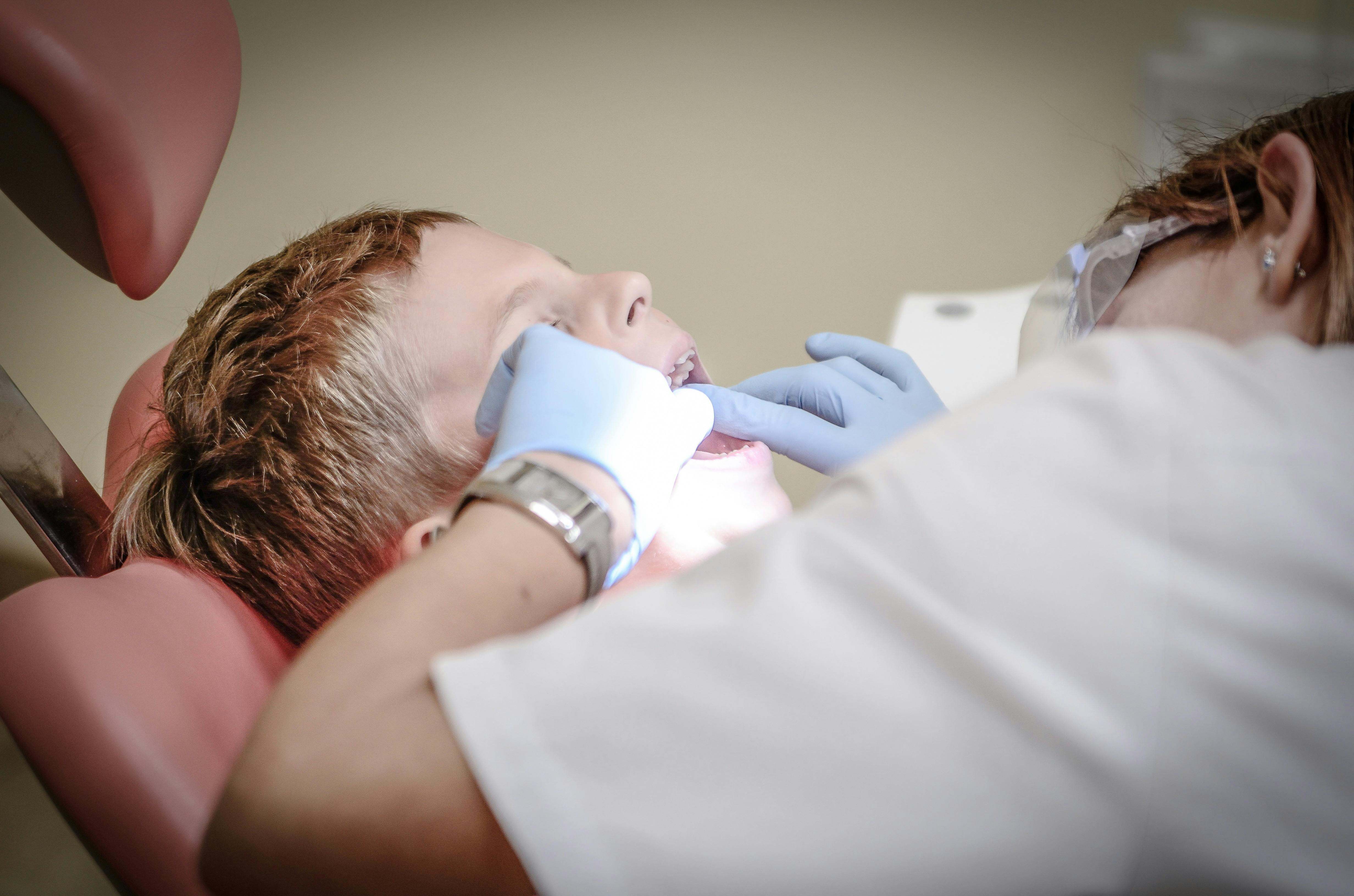 Dentista se refiere al profesional cuyo trabajo consiste en el cuidado de la dentadura de sus pacientes