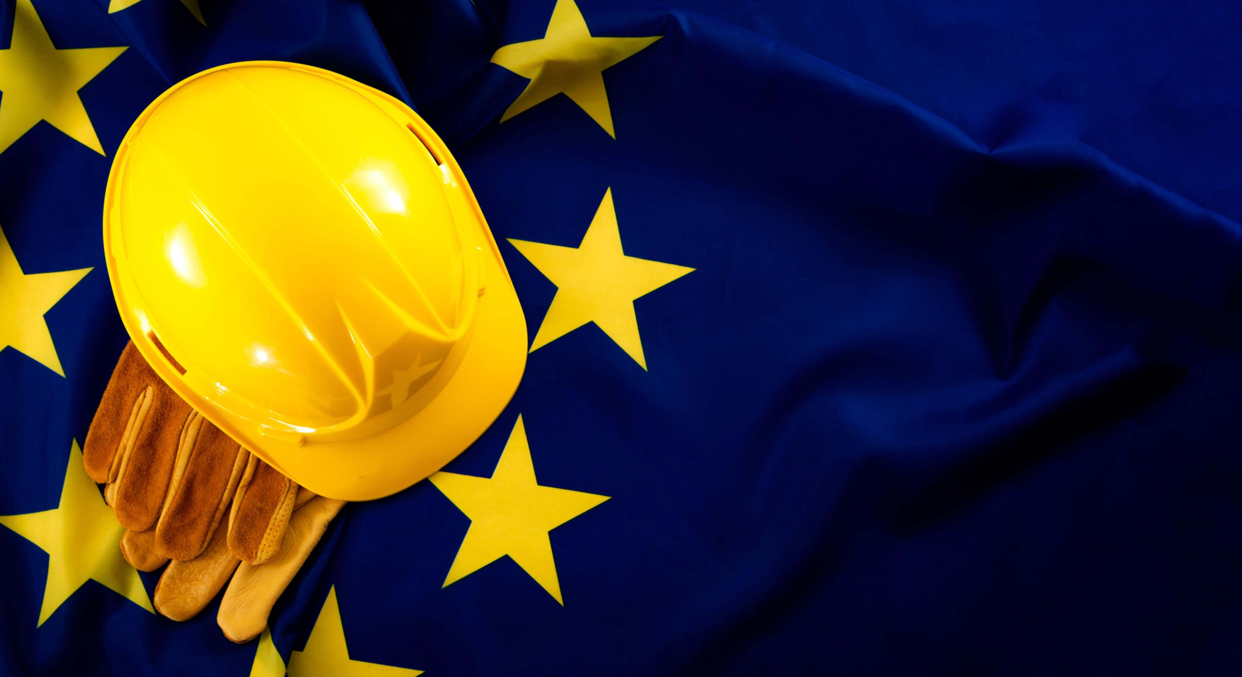 Casco de trabajador y bandera europea