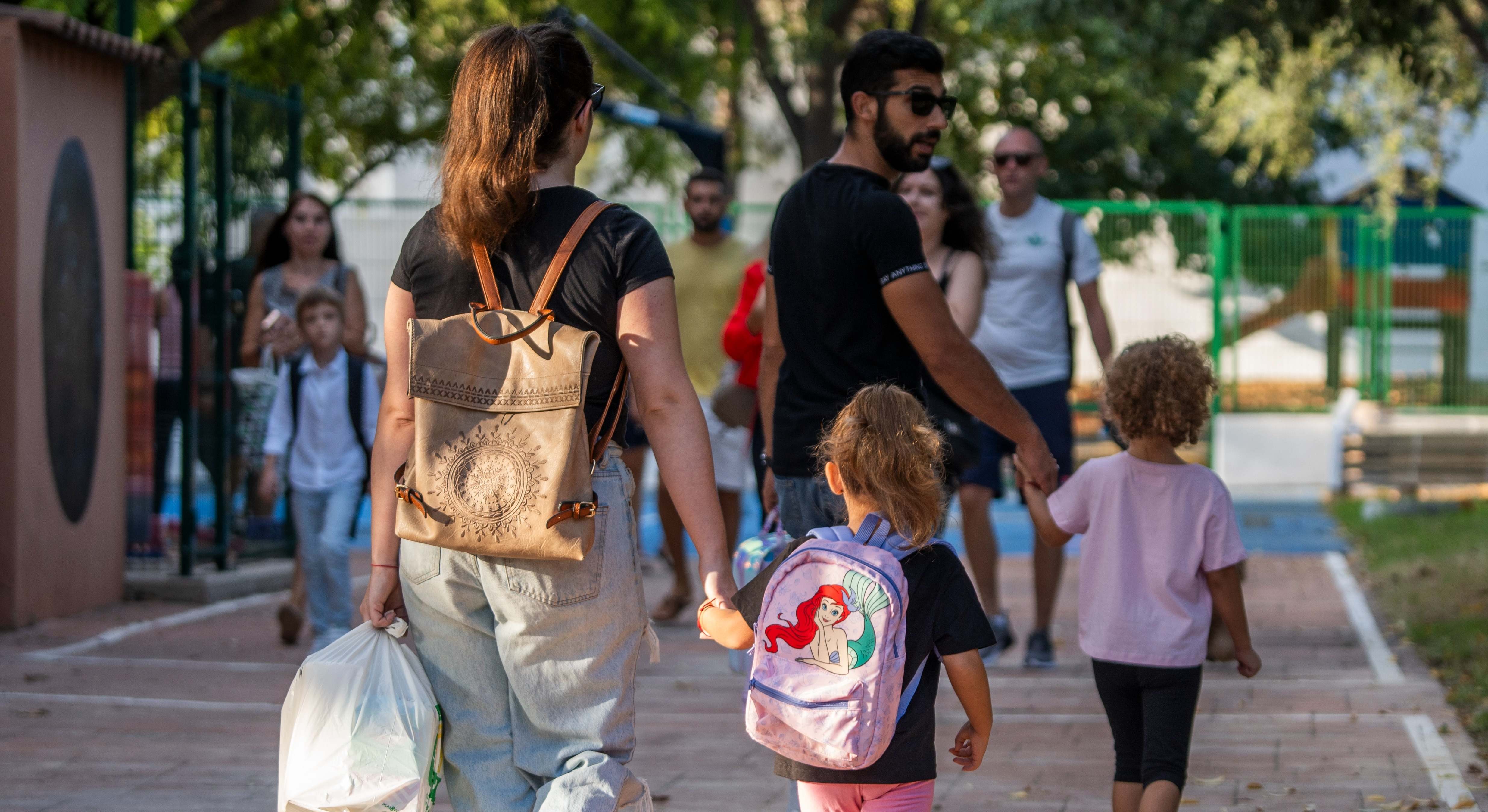 Padres recogen a los niños del colegio