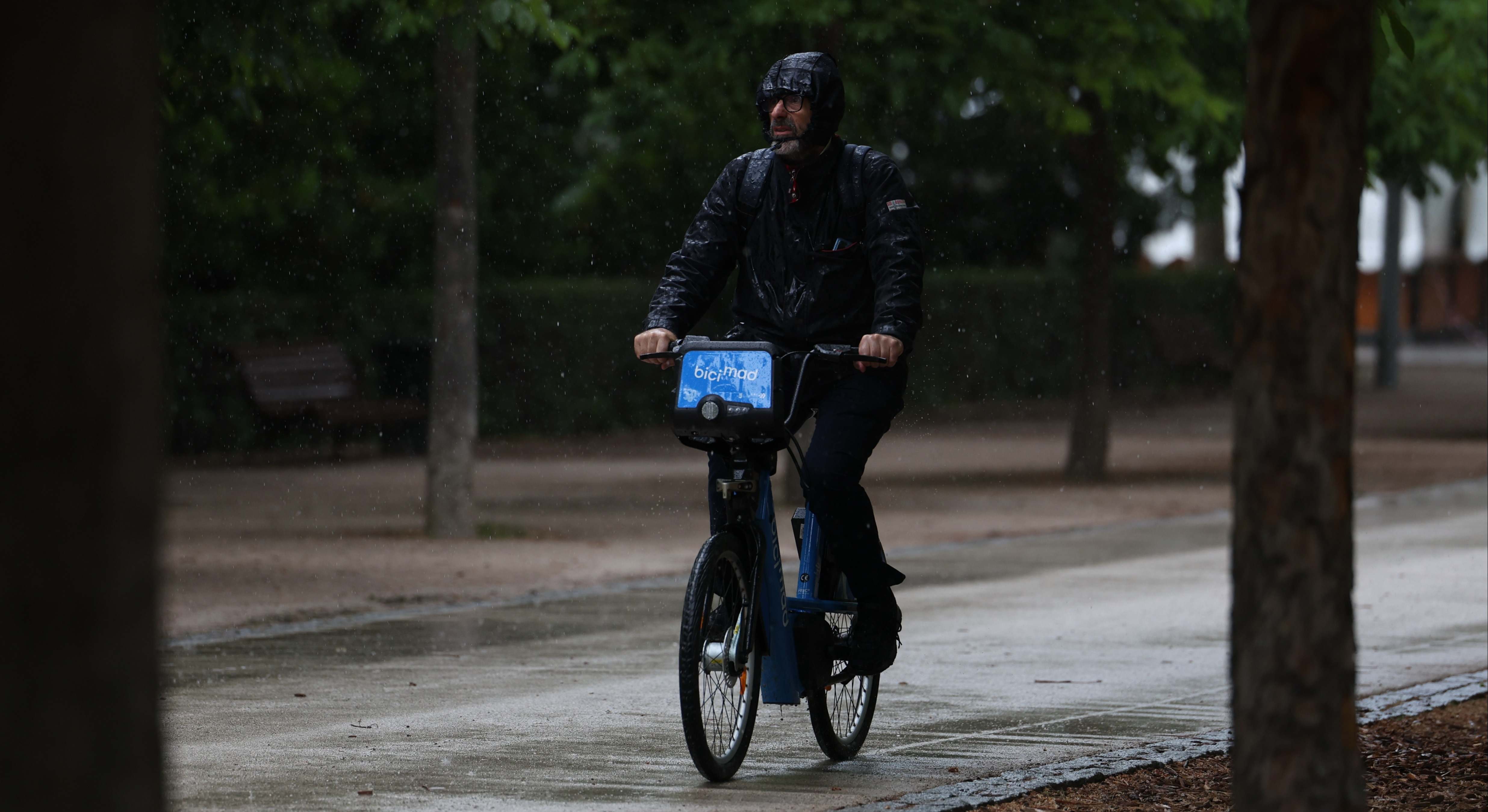 Imagen de archivo de el parque de El Retiro un día de lluvia. Foto: Isabel Infantes / EP.