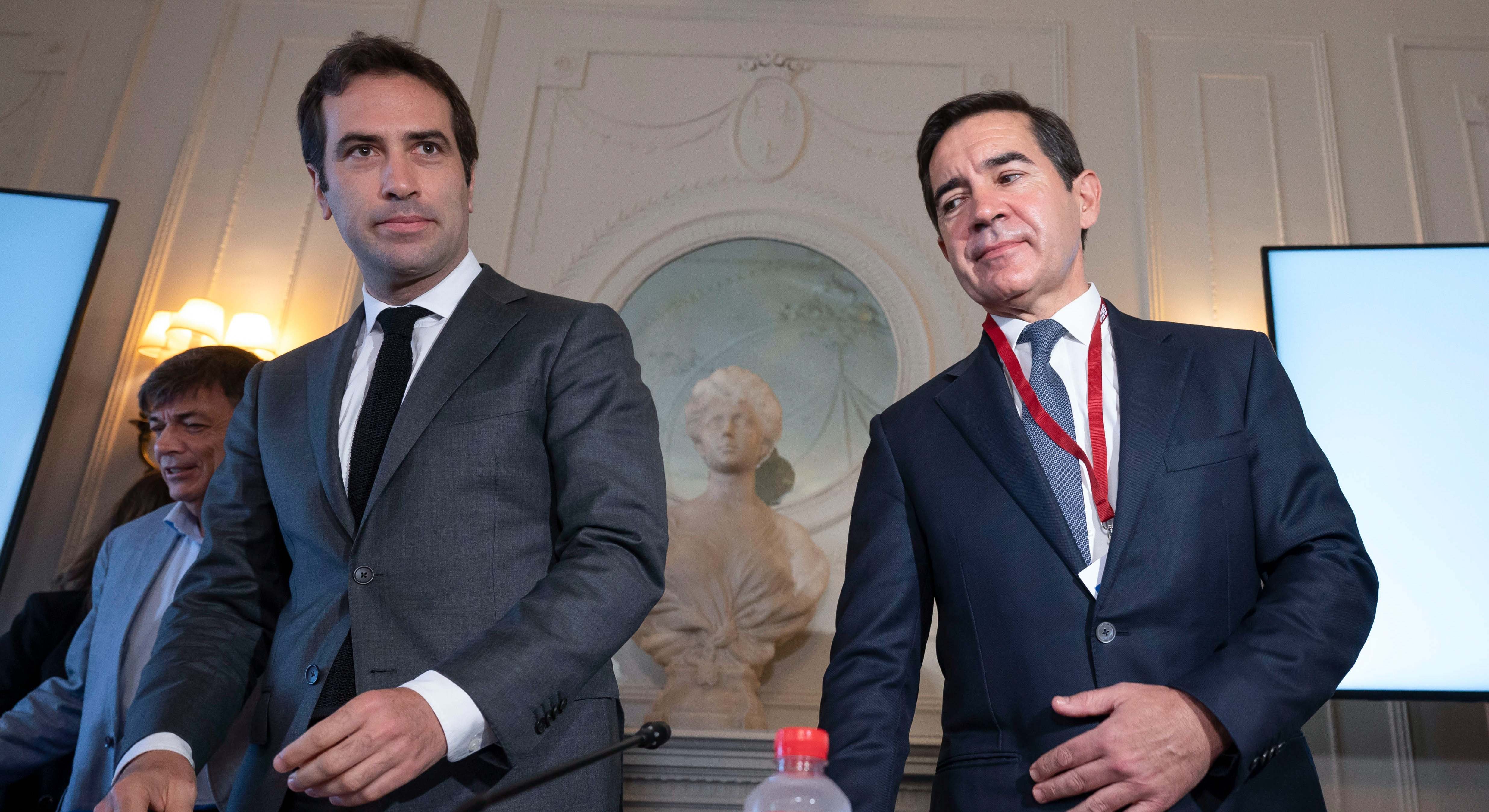 Carlos Cuerpo, ministro de Economía y Carlos Torres, presidente de BBVA. EFE