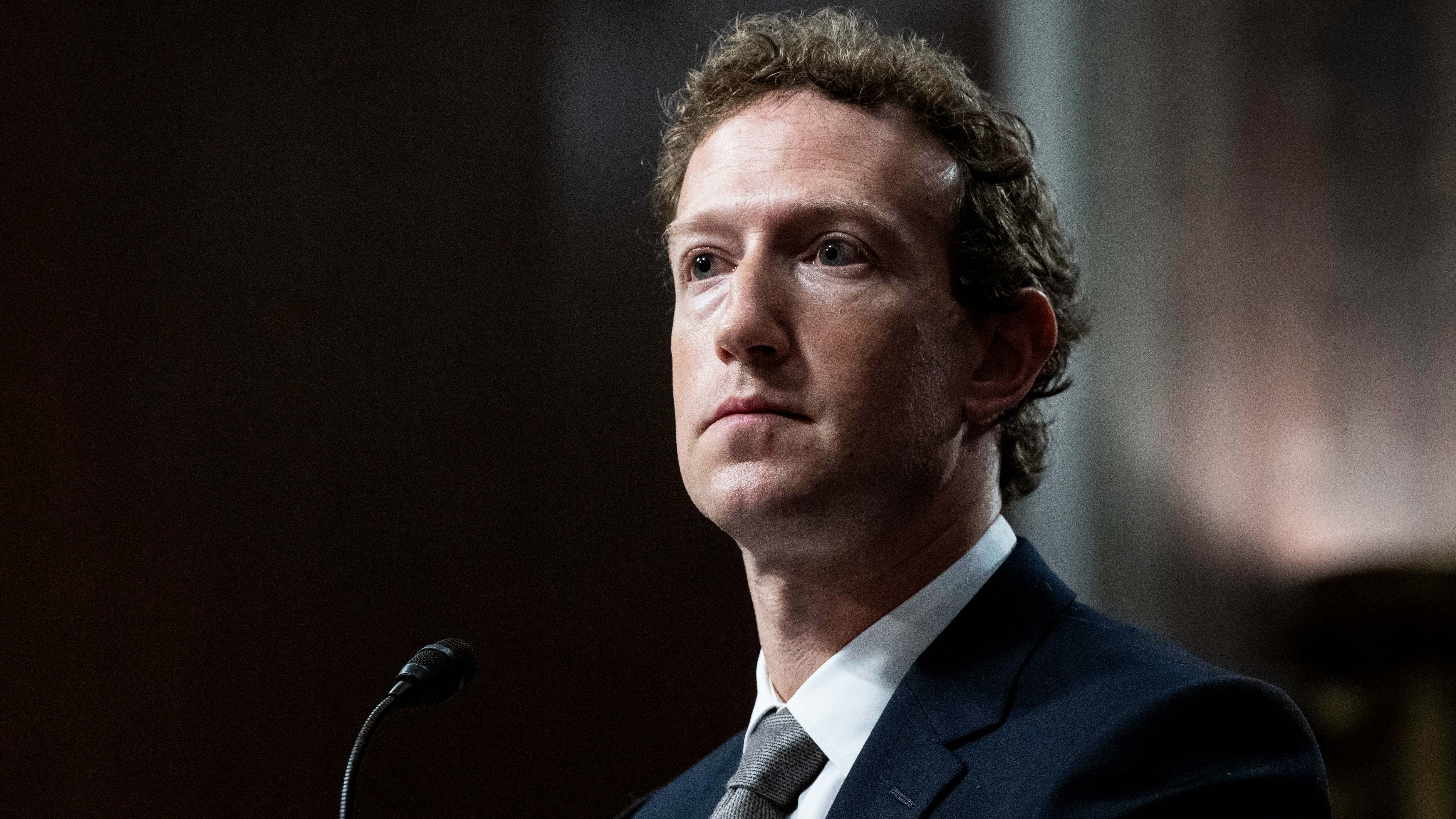 Mark Zuckerberg declarando antes los senadores de EEUU
