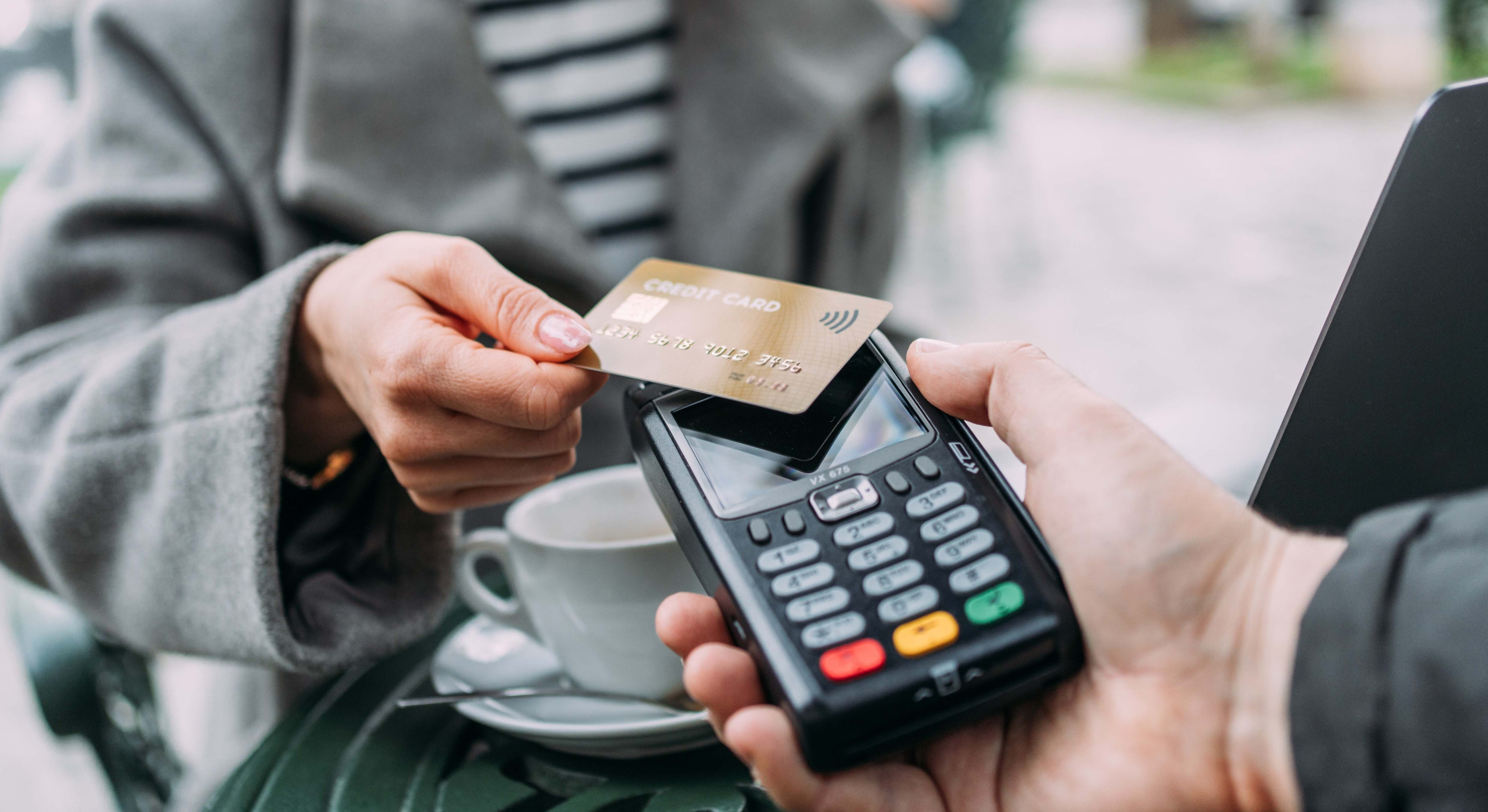 Una mujer paga en un comercio con tarjeta de crédito. / Foto: iStock