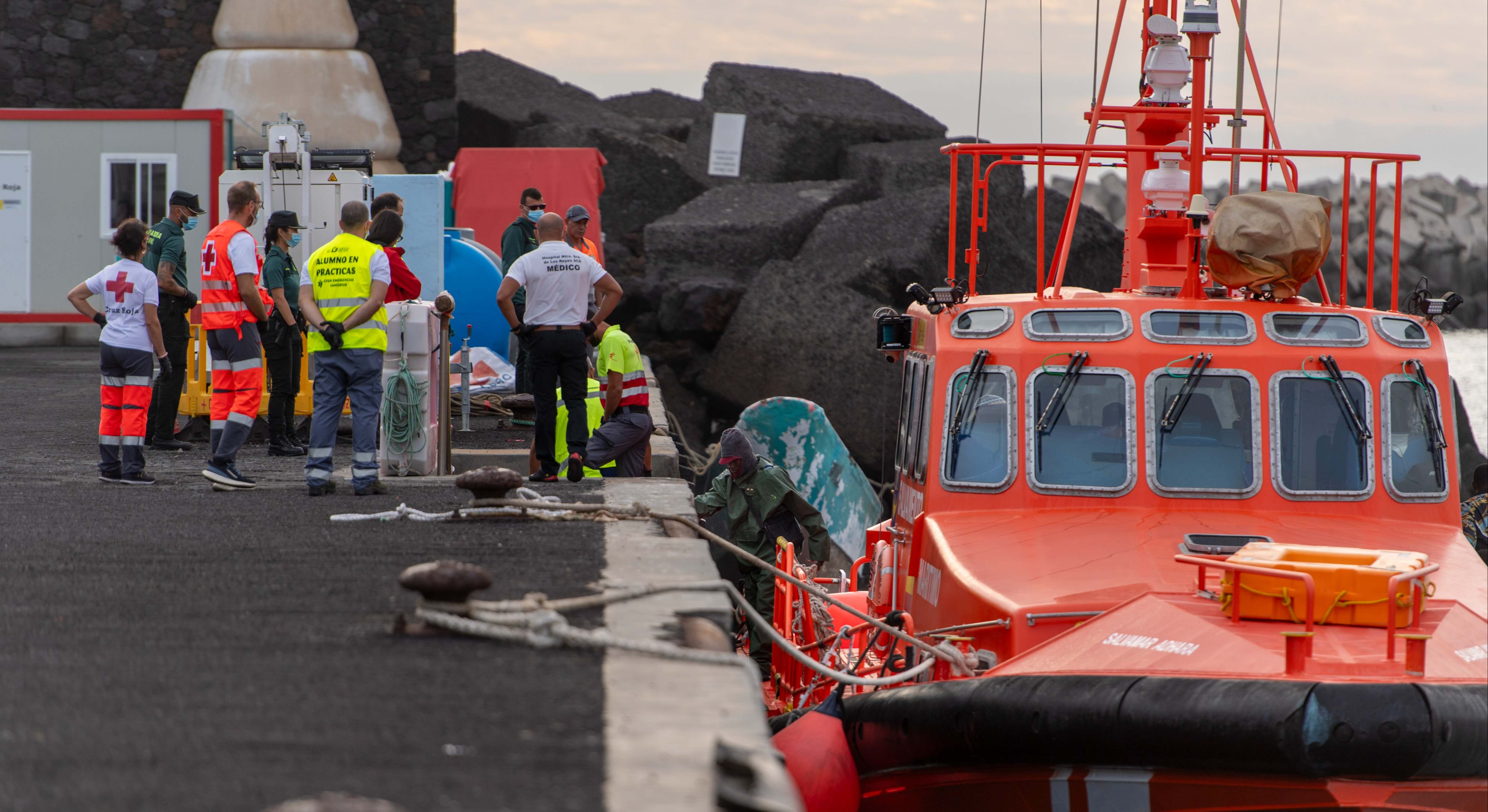 Servicios de emergencias atendiendo a varios migrantes a su llegada en Santa Cruz de Tenerife. Foto: Antonio Sempere / EP.