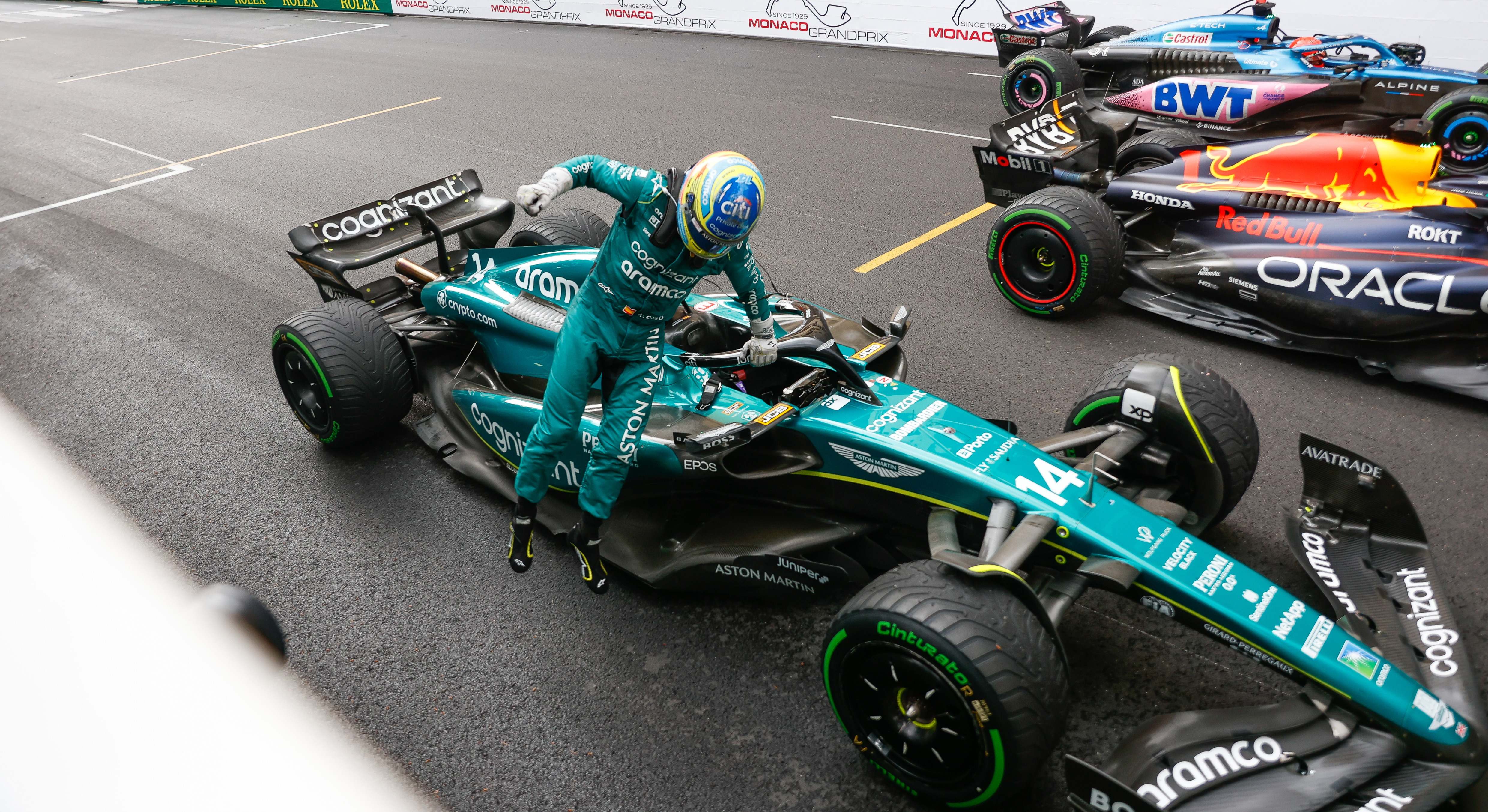Fernando Alonso bajándose de su Aston Martin F1 después del GP de Mónaco 2023