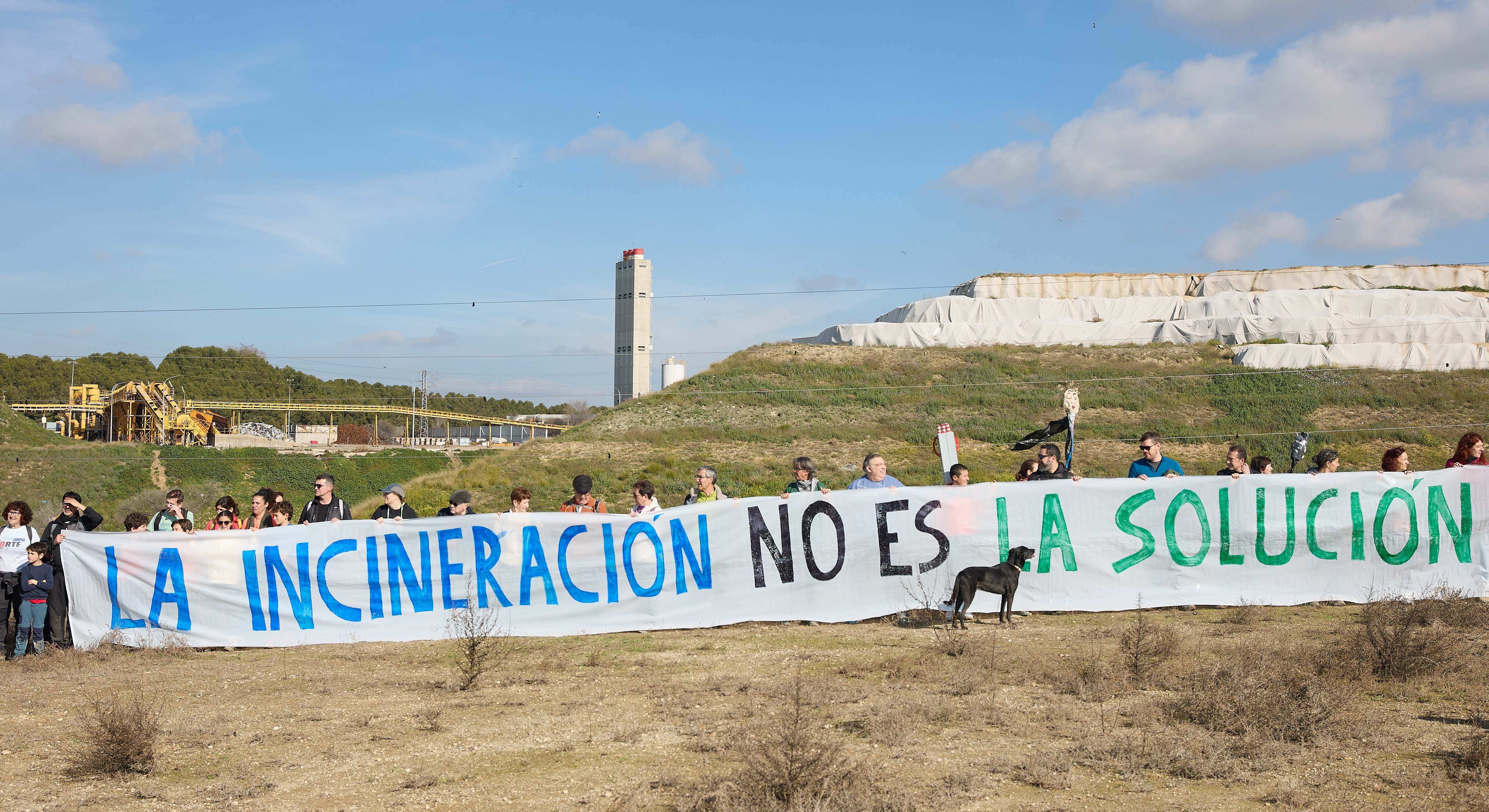 Manifestantes con pancartas durante la quinta marcha por el cierre de la incineradora de Valdemingómez. / Foto: EP
