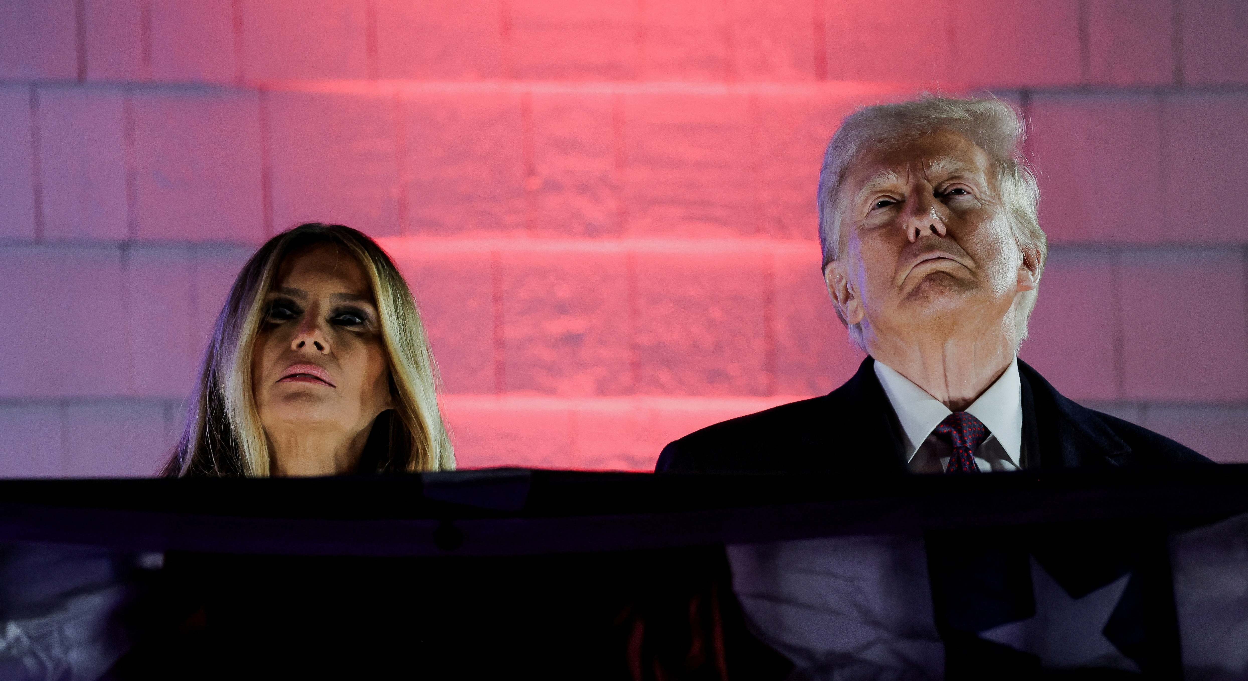 Trump observa fuegos artificiales en uno de sus campos de golf, este jueves. Foto: Reuters