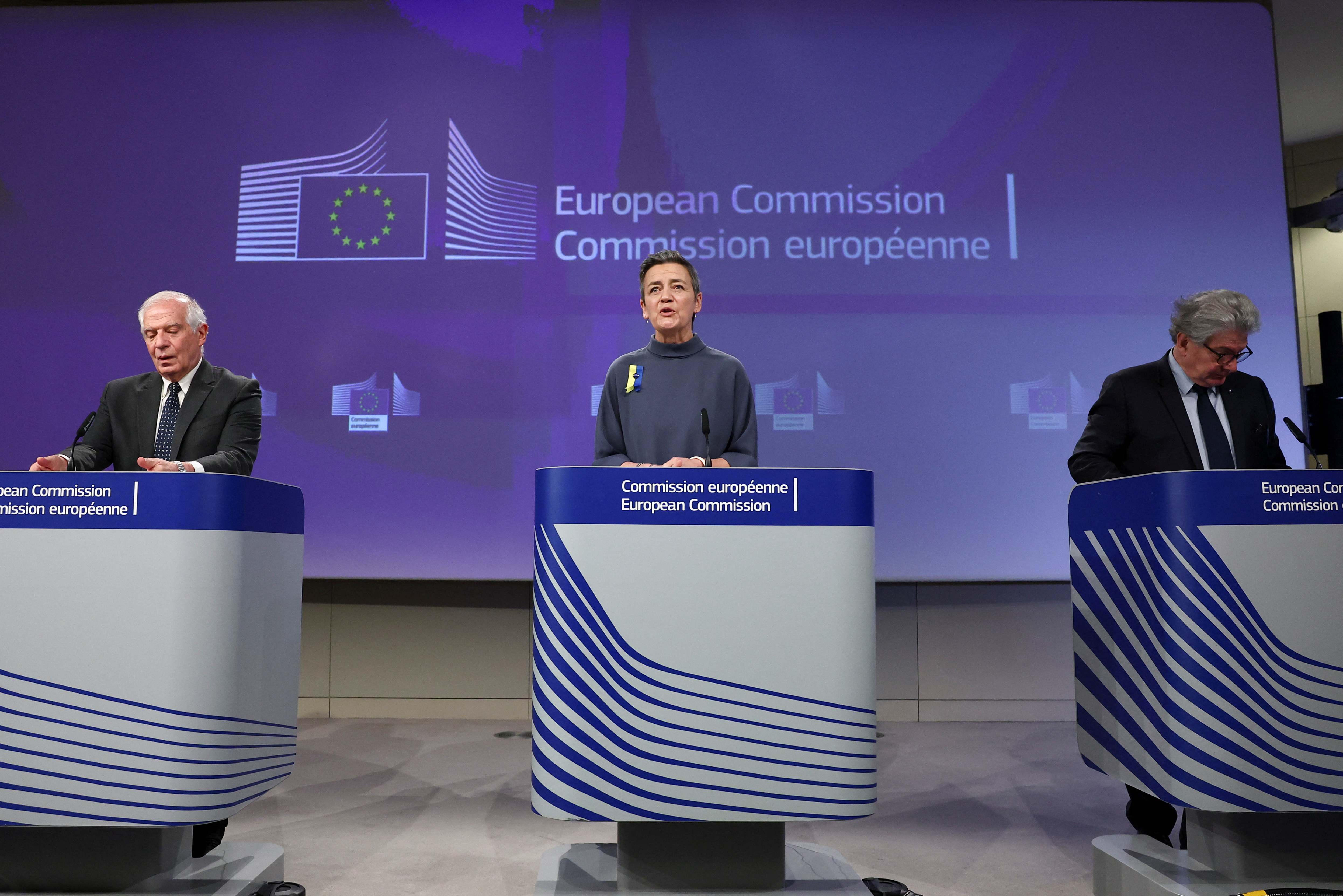 El Alto Representante, Josep Borrell, la vicepresidenta de la Comisión Europea, Margrethe Vestager, y el comisario de Mercado Interior Thierry Breton