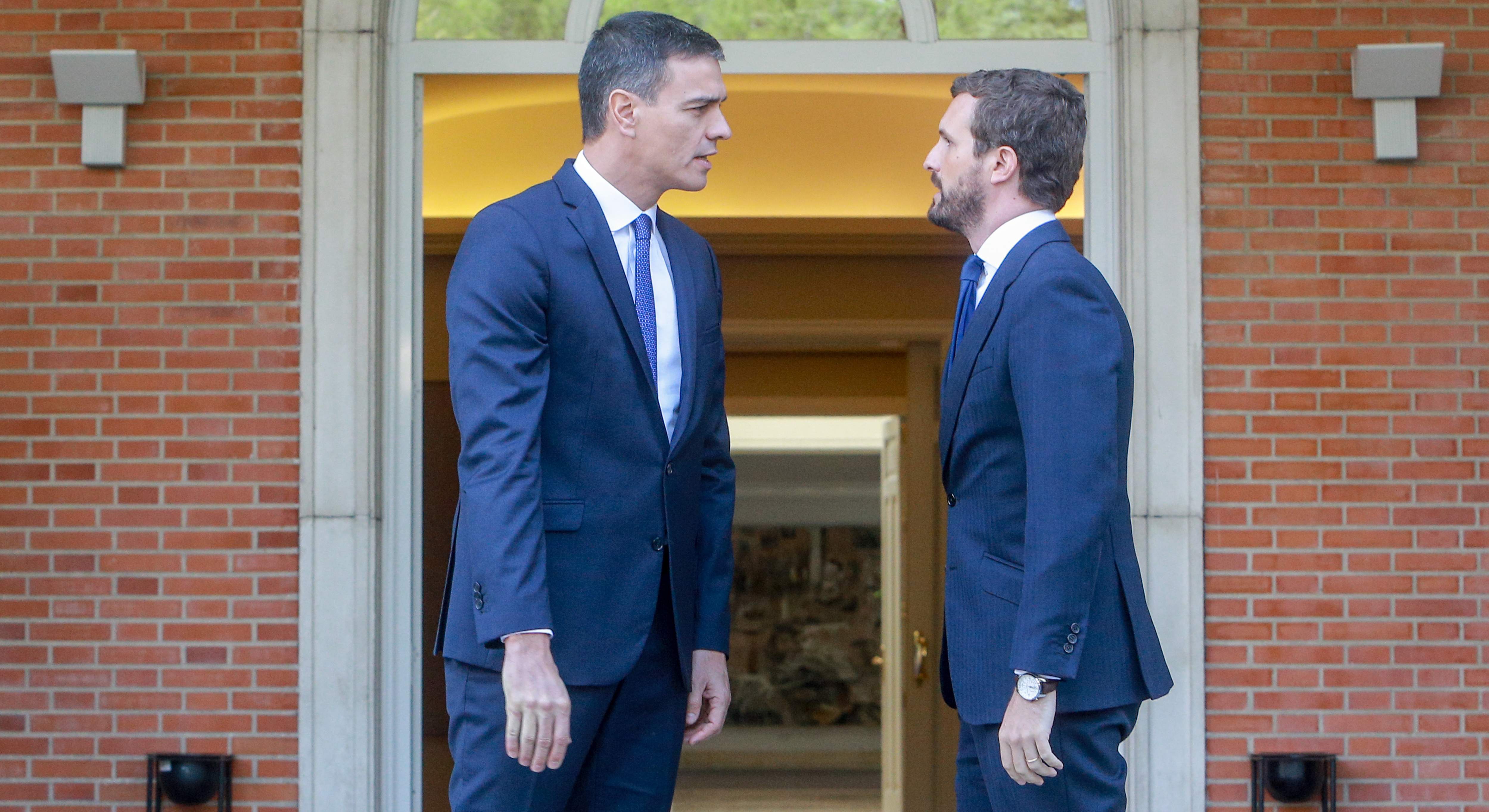 EuropaPress_2428654_i-d_presidente_gobierno_funciones_pedro_sanchez_presidente_pp_pablo_casado.jpg