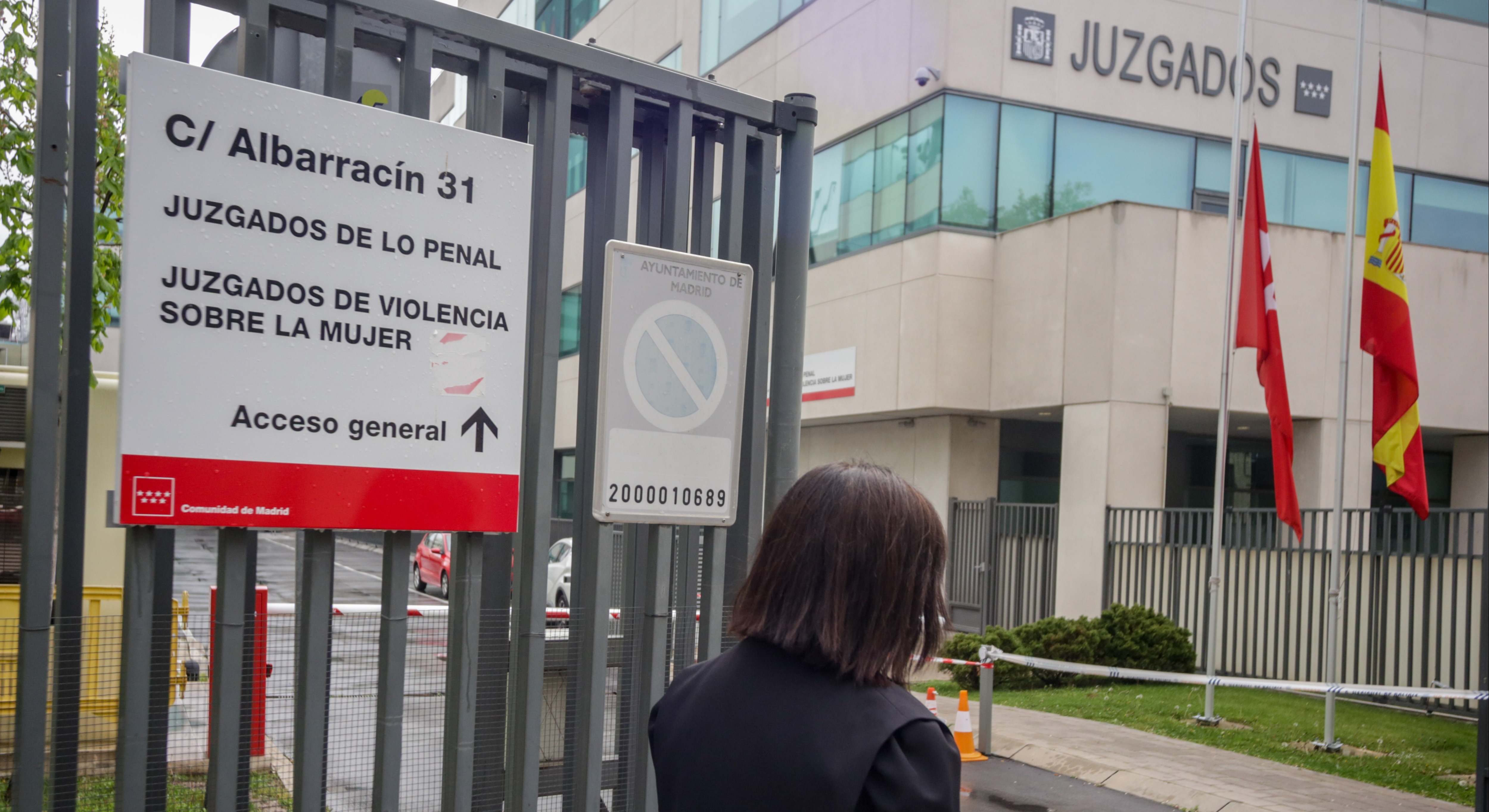 Una abogada vestida con toga y mascarilla entra a los Juzgados de lo Penal, Juzgados de Violencia sobre la mujer en Madrid
