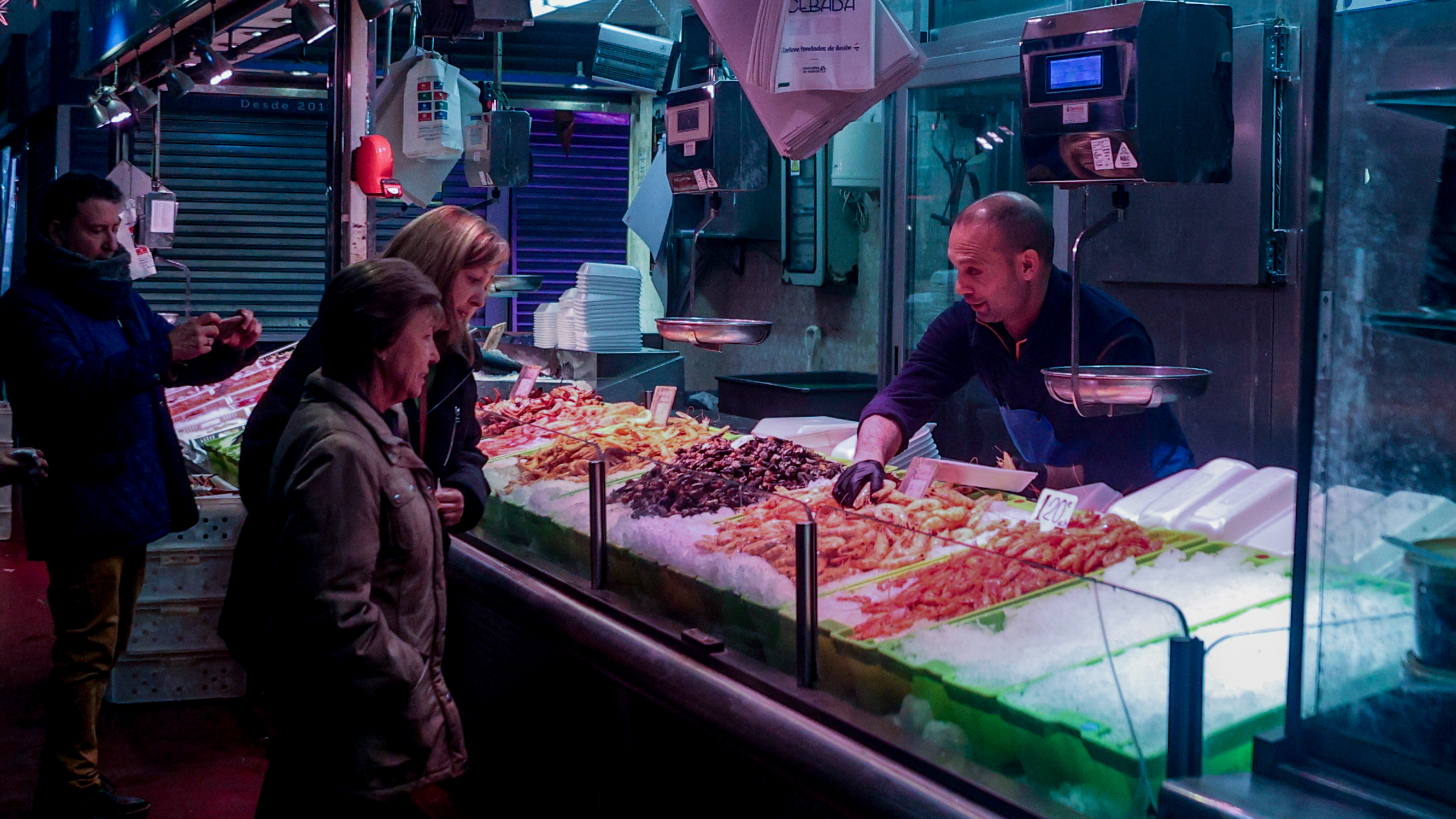 ltimas compras antes de la cena de Nochebuena, en el Mercado de la Cebada, a 24 de diciembre de 2023, en Madrid
