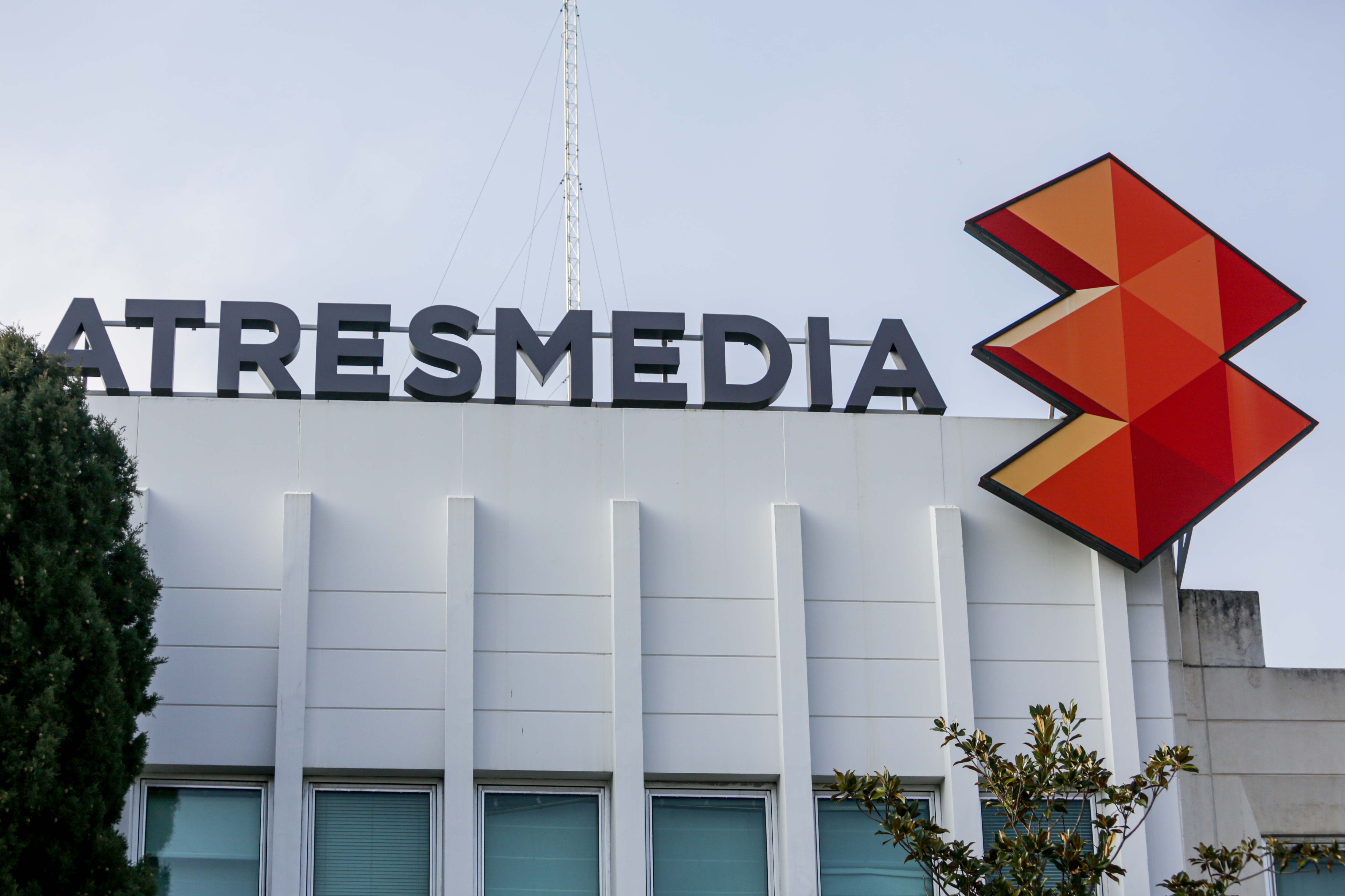 Letras y logo de Atresmedia en lo alto de la sede del grupo de comunicación