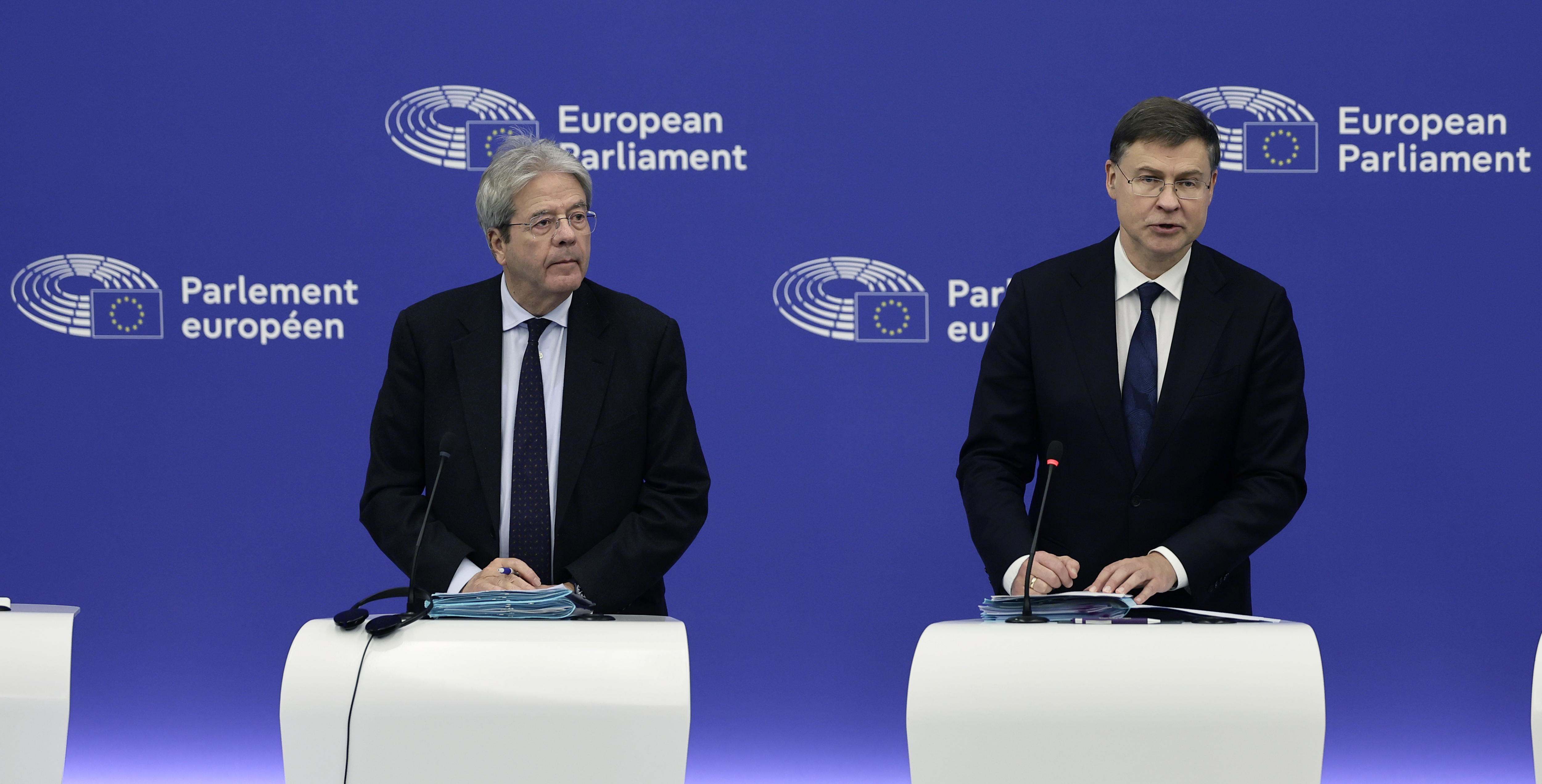 El comisario de Economía, Paolo Gentiloni y el vicepresidente comunitario, Valdis Dombrovskis