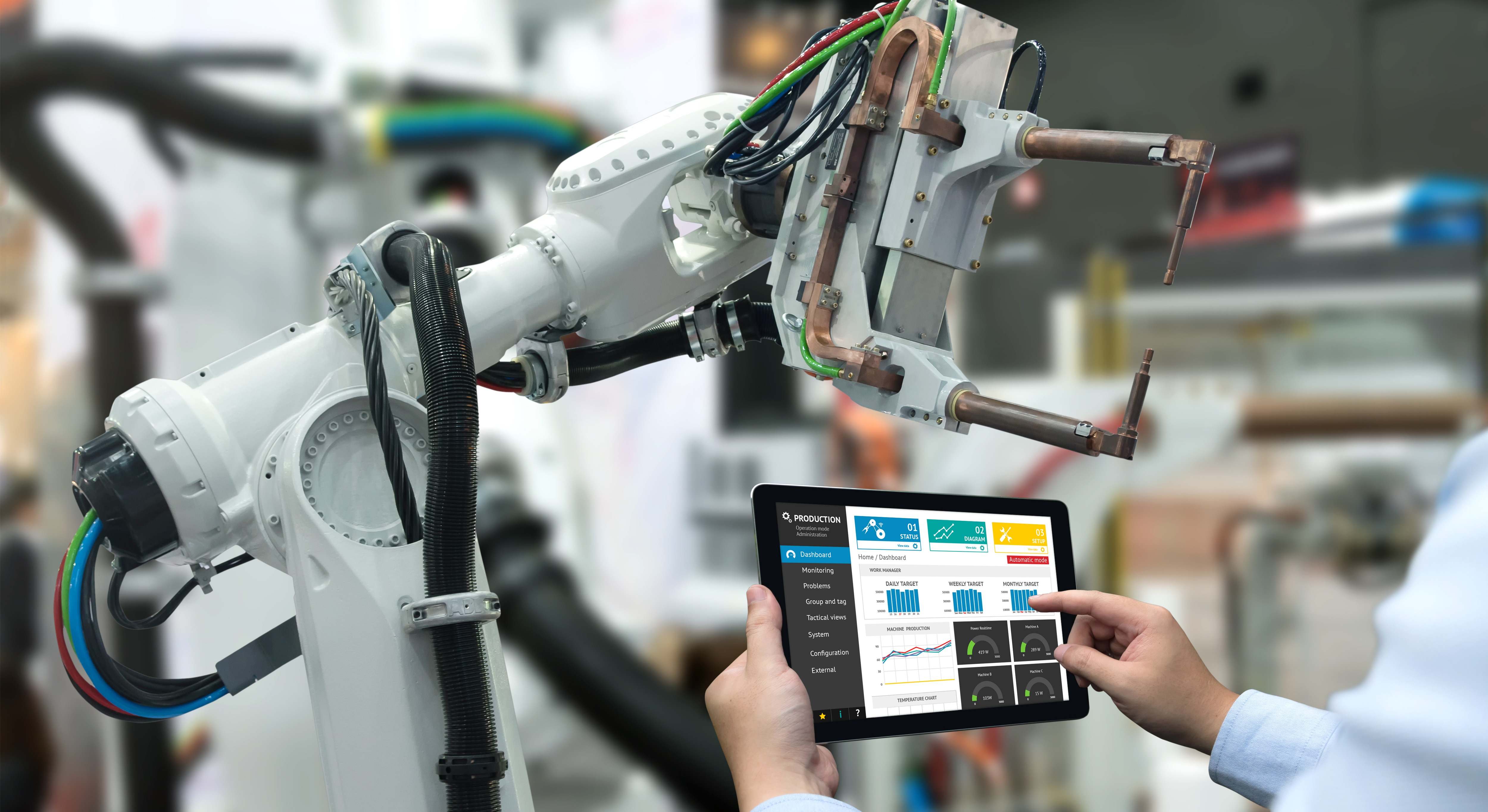 Una persona controla un robot