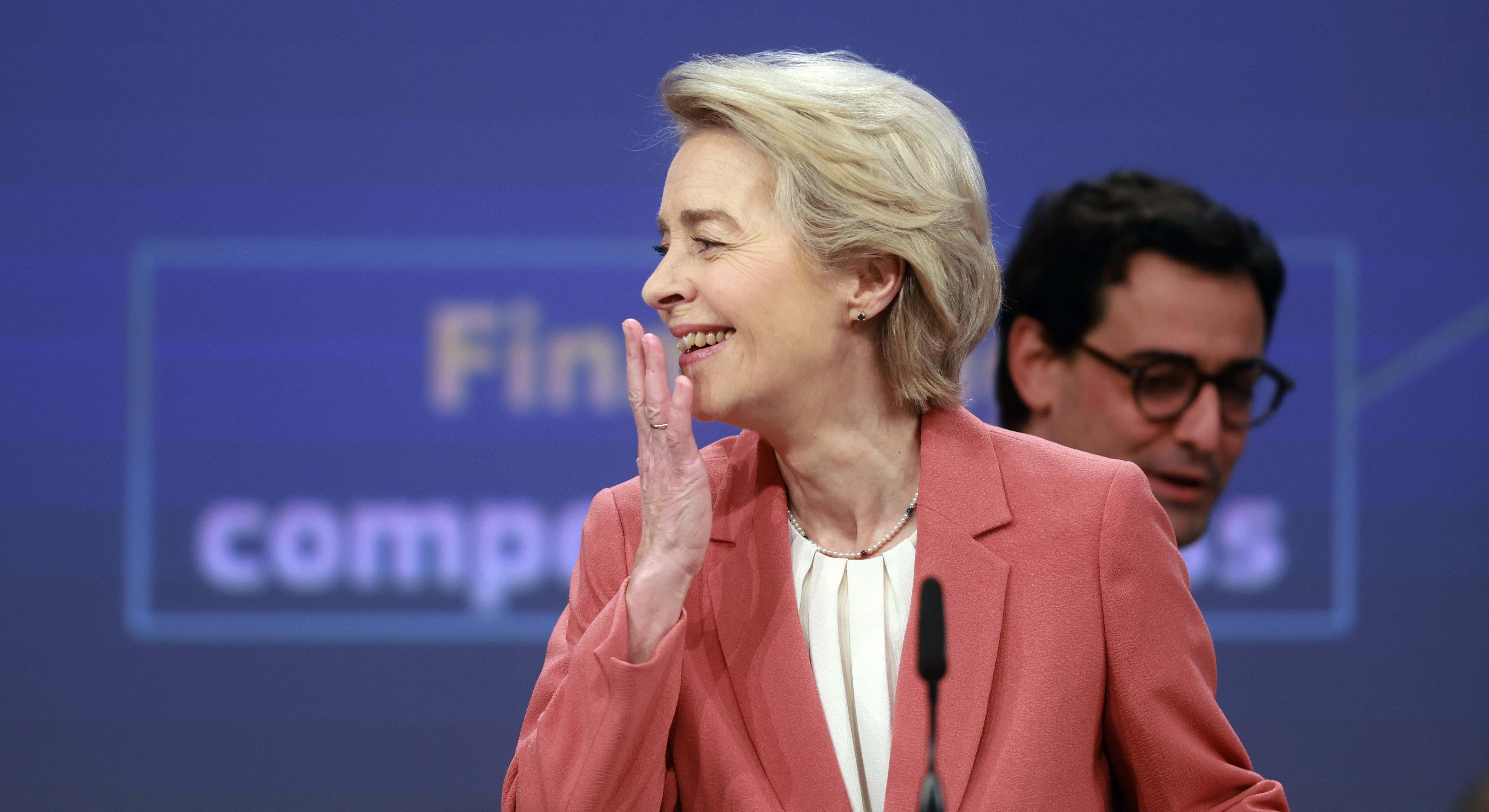 Ursula Von Der Leyen se ríe